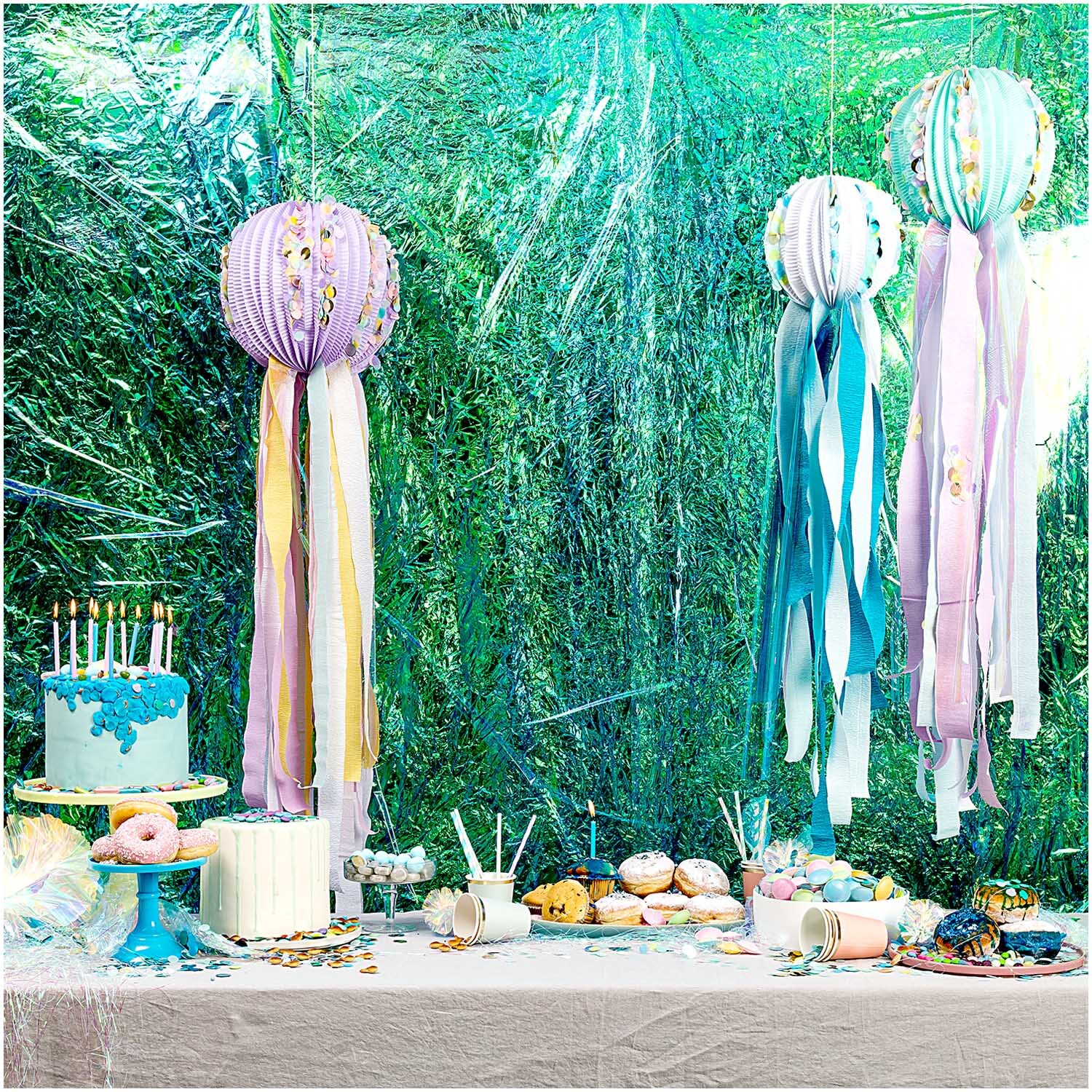 Kreppbänder Mix Frühling: Bunte Partydekoration mit hängenden Laternen und festlich gedecktem Tisch. Ideal für Frühlingsfeiern.