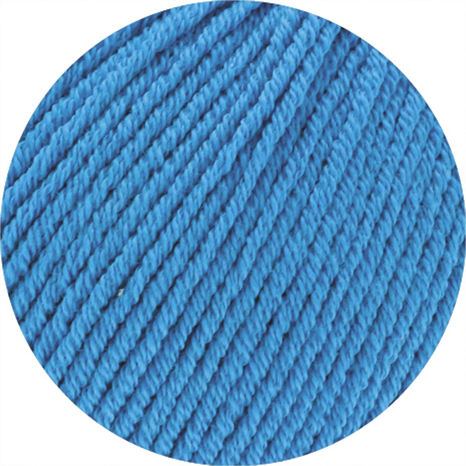 Elastico: Nahaufnahme von weichem, enzianblauem Garn von Lana Grossa, 50g 160m.