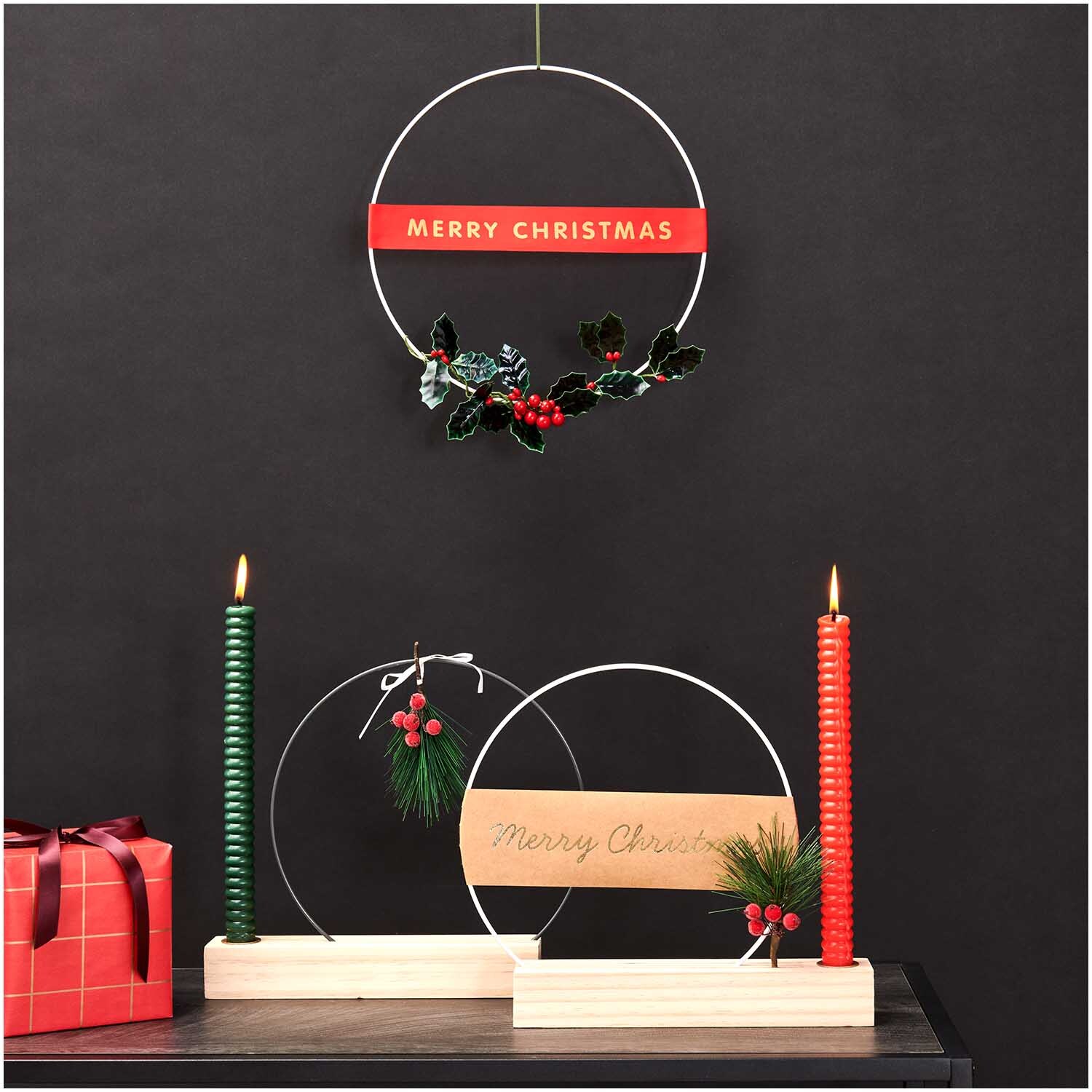 Paper Poetry Taftband Merry Christmas dekoriert einen festlichen Kranz mit roten Beeren und grünen Blättern, ideal für weihnachtliche Dekorationen.