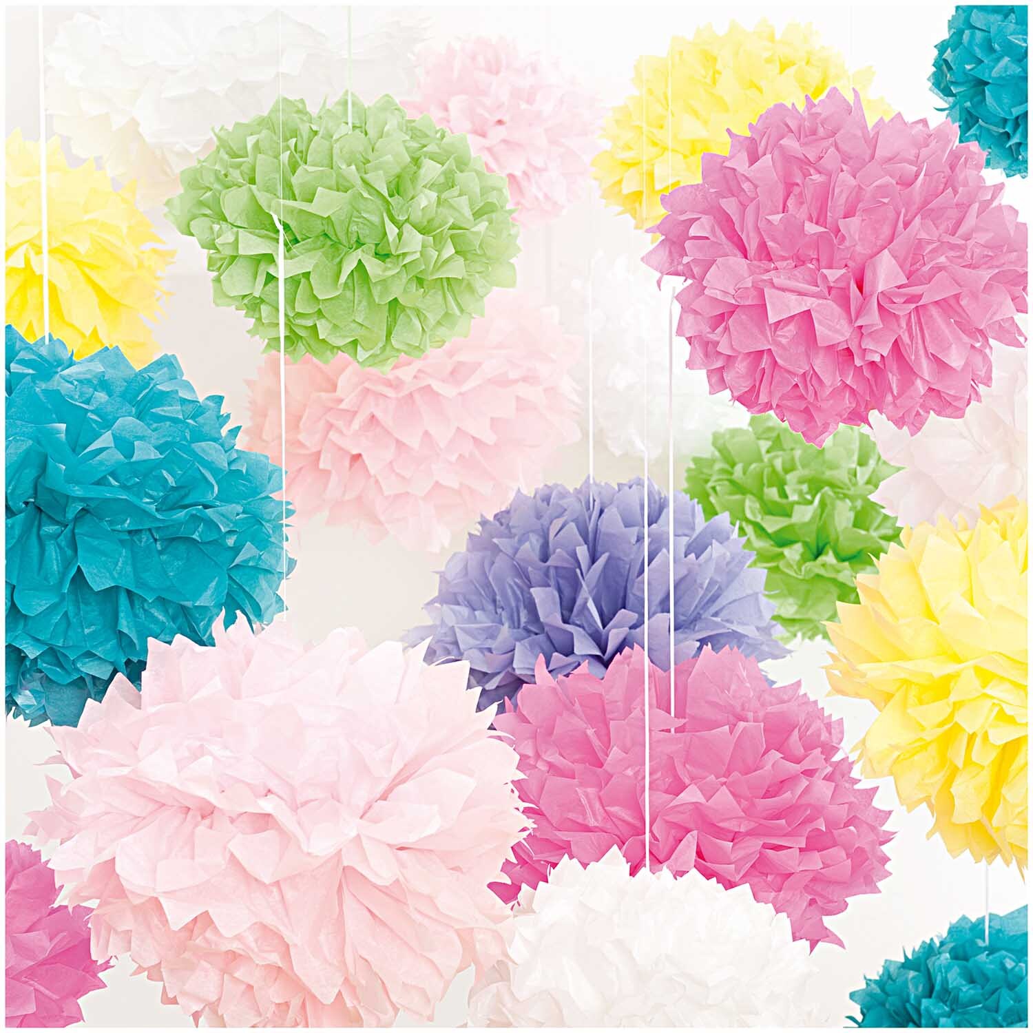 Seidenpapier Pompons 17g/m² 3 Stück von Rico Design in verschiedenen Farben wie Blau, Rosa und Gelb, dekorativ aufgehängt.