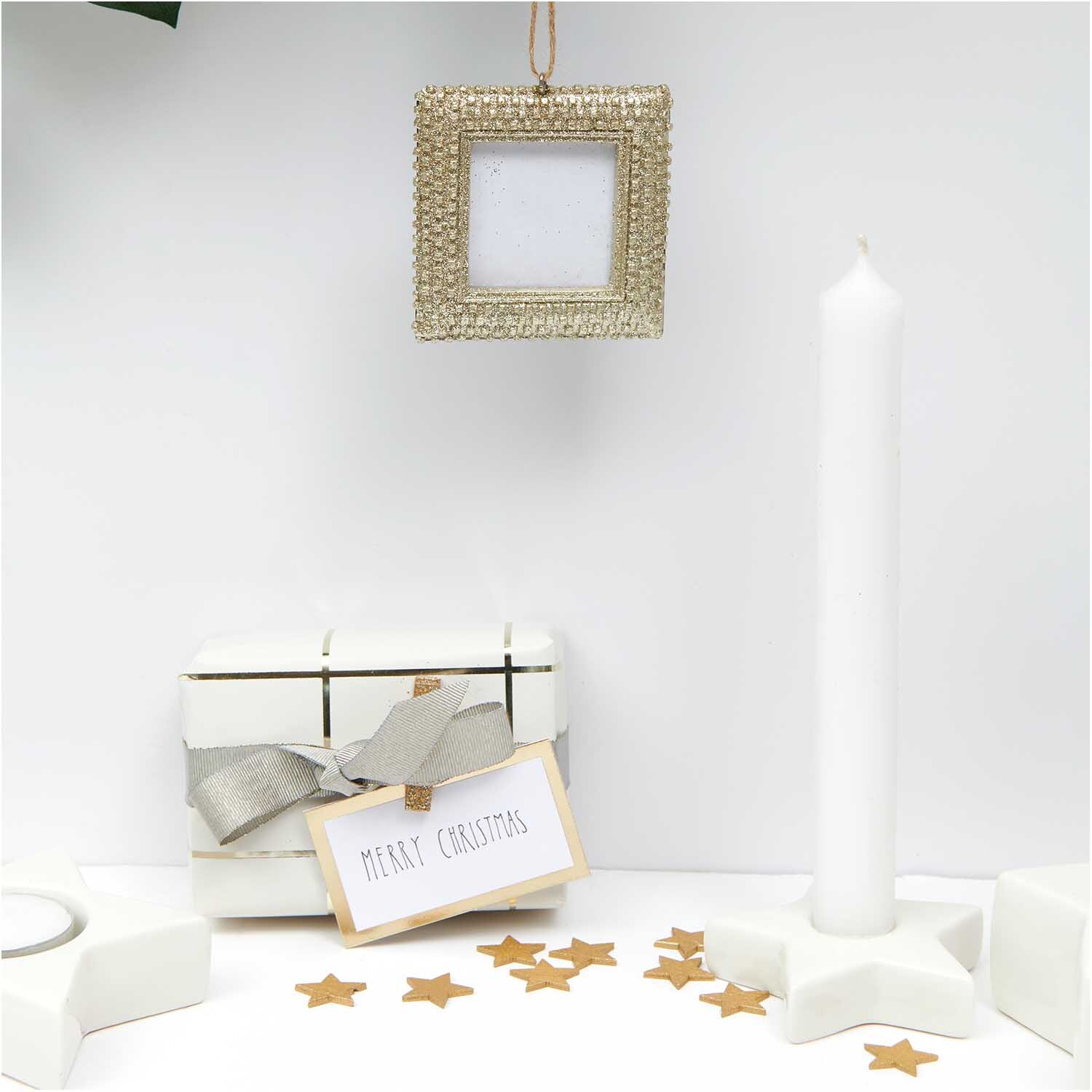 Holzstreu Stern 20x19mm 48 Stück dekoriert einen Weihnachtstisch mit Kerze und Geschenk.