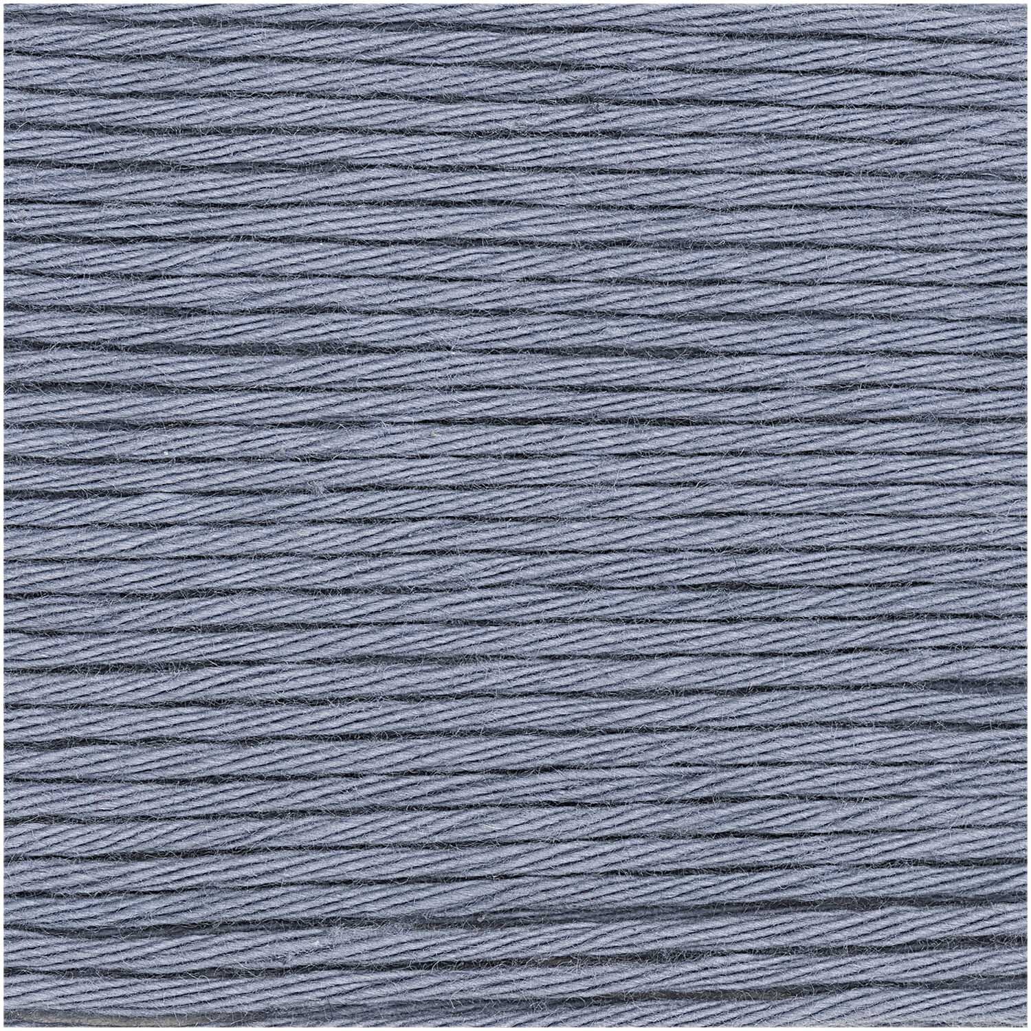 Cotton Universal, Wolle Rödel: Nahaufnahme von graublauem Garn, 50g 85m, ideal für Strickprojekte.
