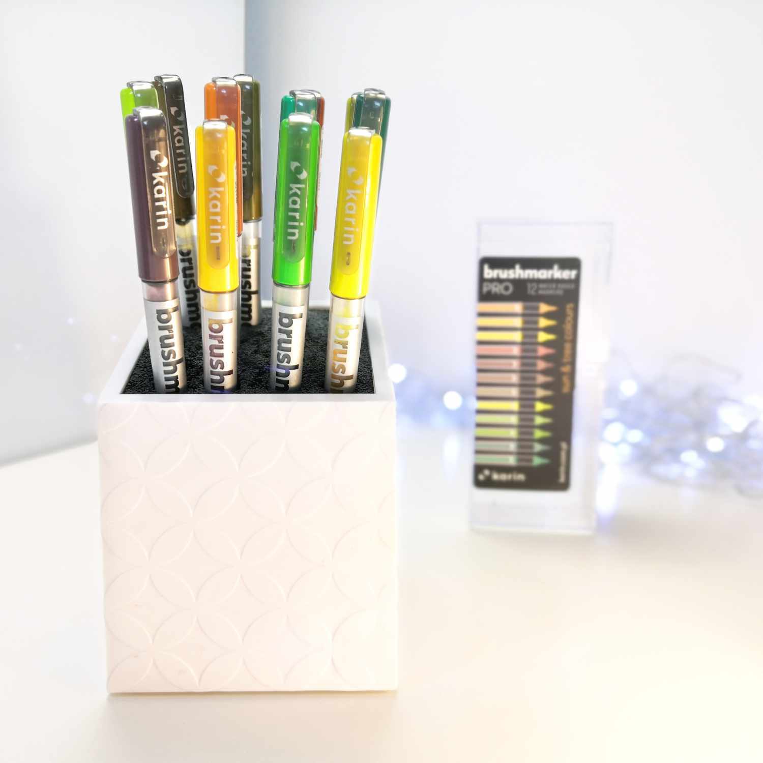 Brushmarker PRO Sun and Tree Set mit 12 Farben von karin in einem weißen Stifthalter arrangiert.