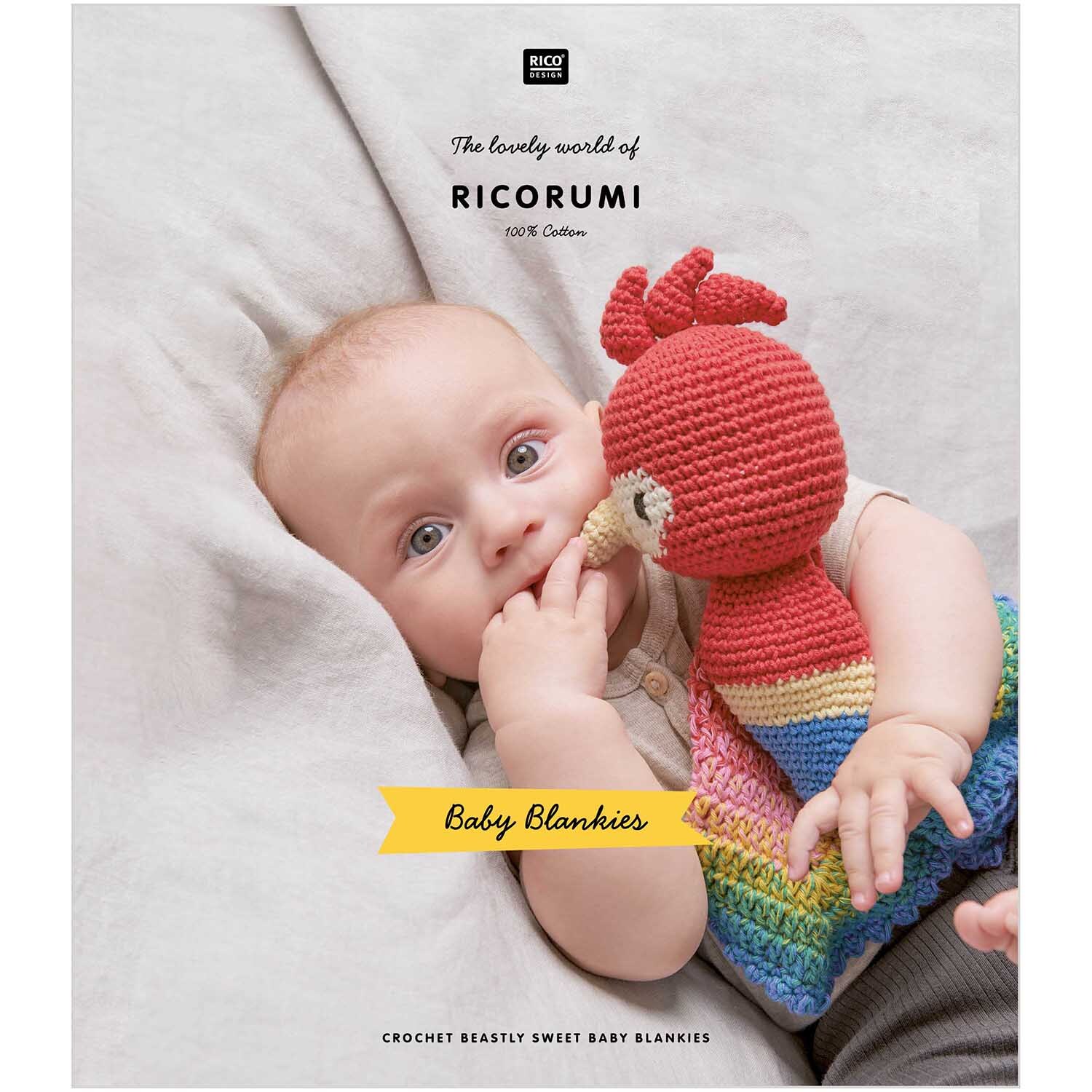 Ricorumi Baby Blankies: Ein Baby hält eine bunte, gehäkelte Puppe von Rico Design in den Armen.