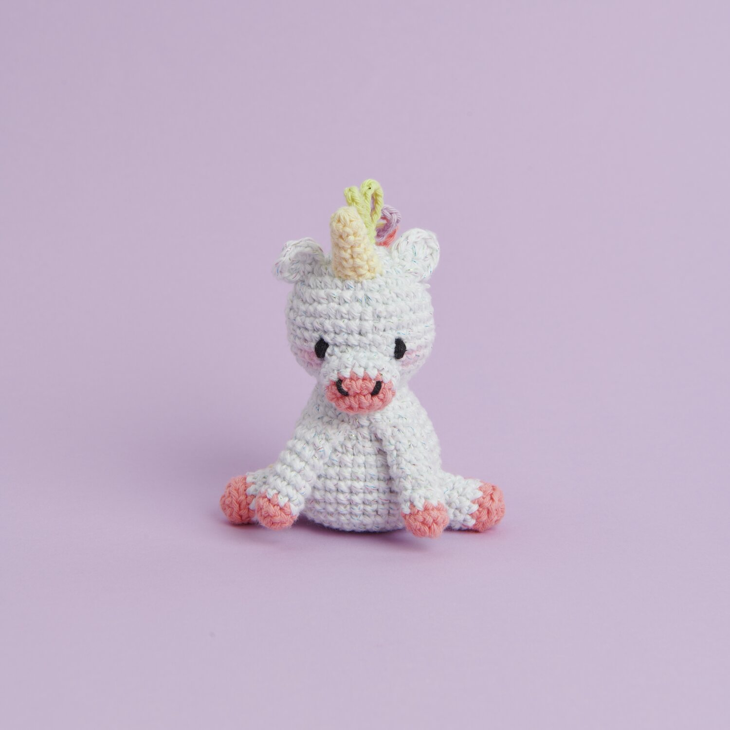 Ricorumi Mini Easy Häkelset - Einhorn: Weißes Häkel-Einhorn mit rosa Details auf lila Hintergrund. Ideal für Anfänger.