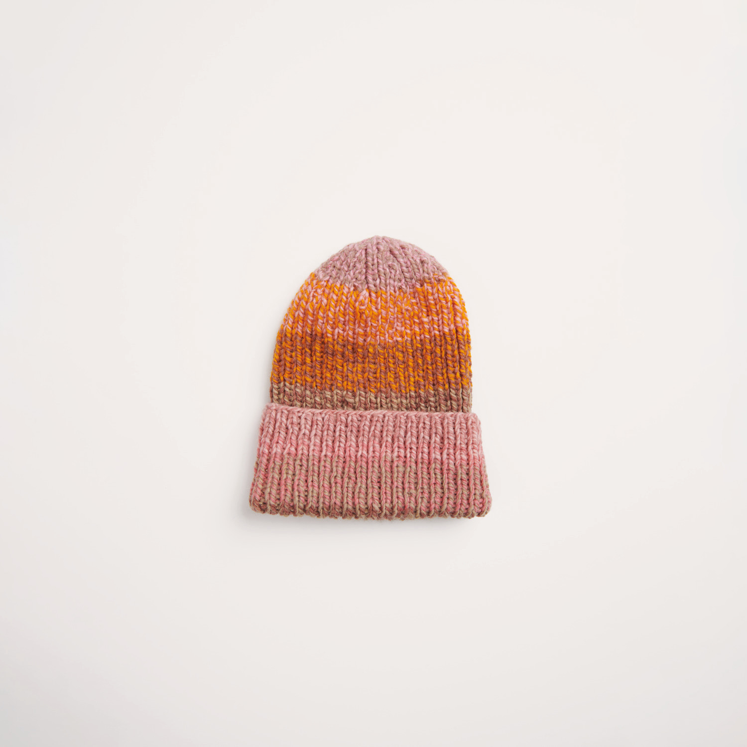 Strickset Mütze + Dreieckstuch Modell 12: Handgestrickte Mütze in Rosa- und Orangetönen von Rico Design.