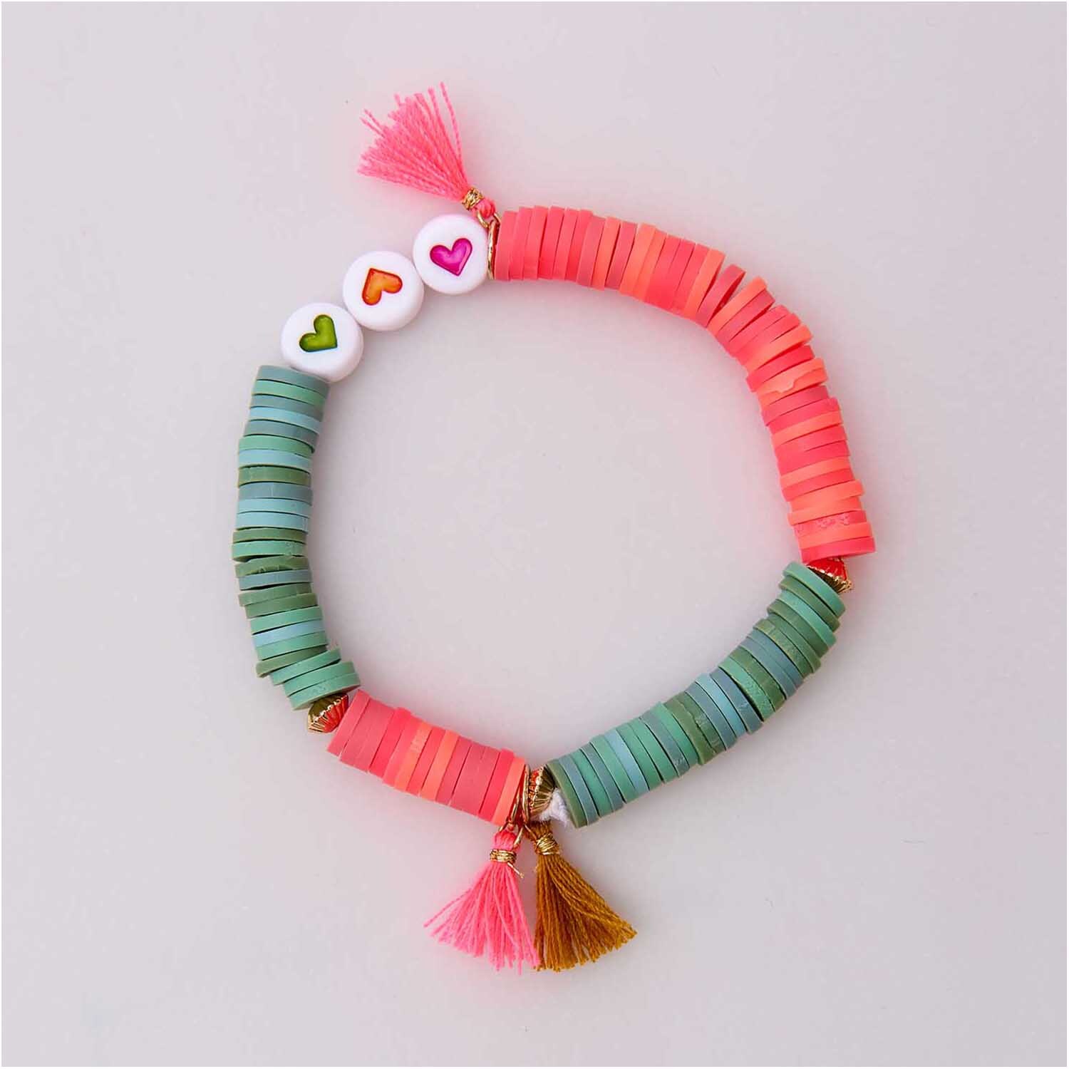 Gummischeiben Mix 6x1mm 60 Stück von Rico Design, bunte Perlenkette mit Herzmotiven und Quasten.