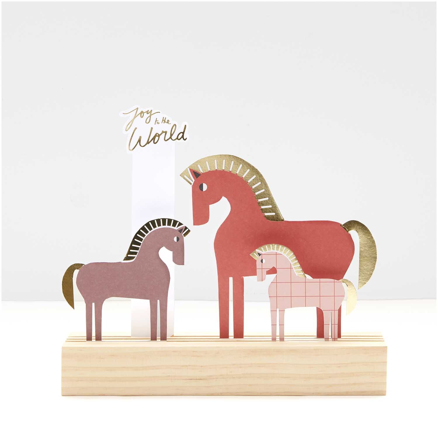 Paper Poetry Kartendeko-Set Pferde mit vier stilisierten Pferdefiguren auf Holzsockel, von Rico Design.