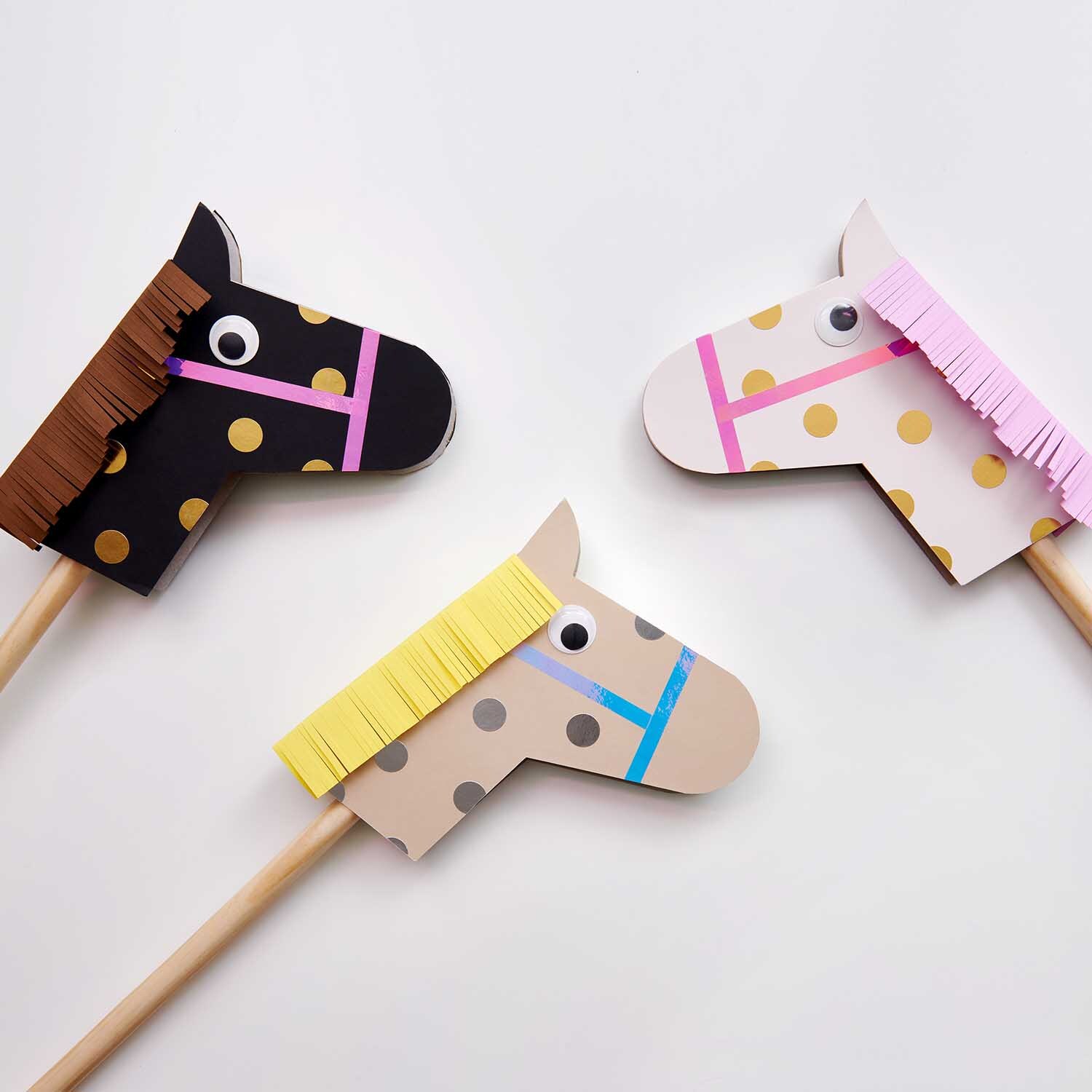 Paper Poetry Bastelkartonblock zeigt bunte Steckenpferde mit Punkten und Fransen aus Papier.