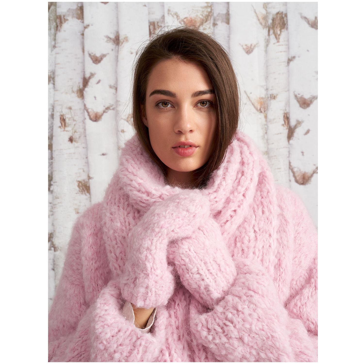 Fashion Fine Fur Super Chunky: Frau in rosa Strickpullover und Handschuhen vor Birkenwald.