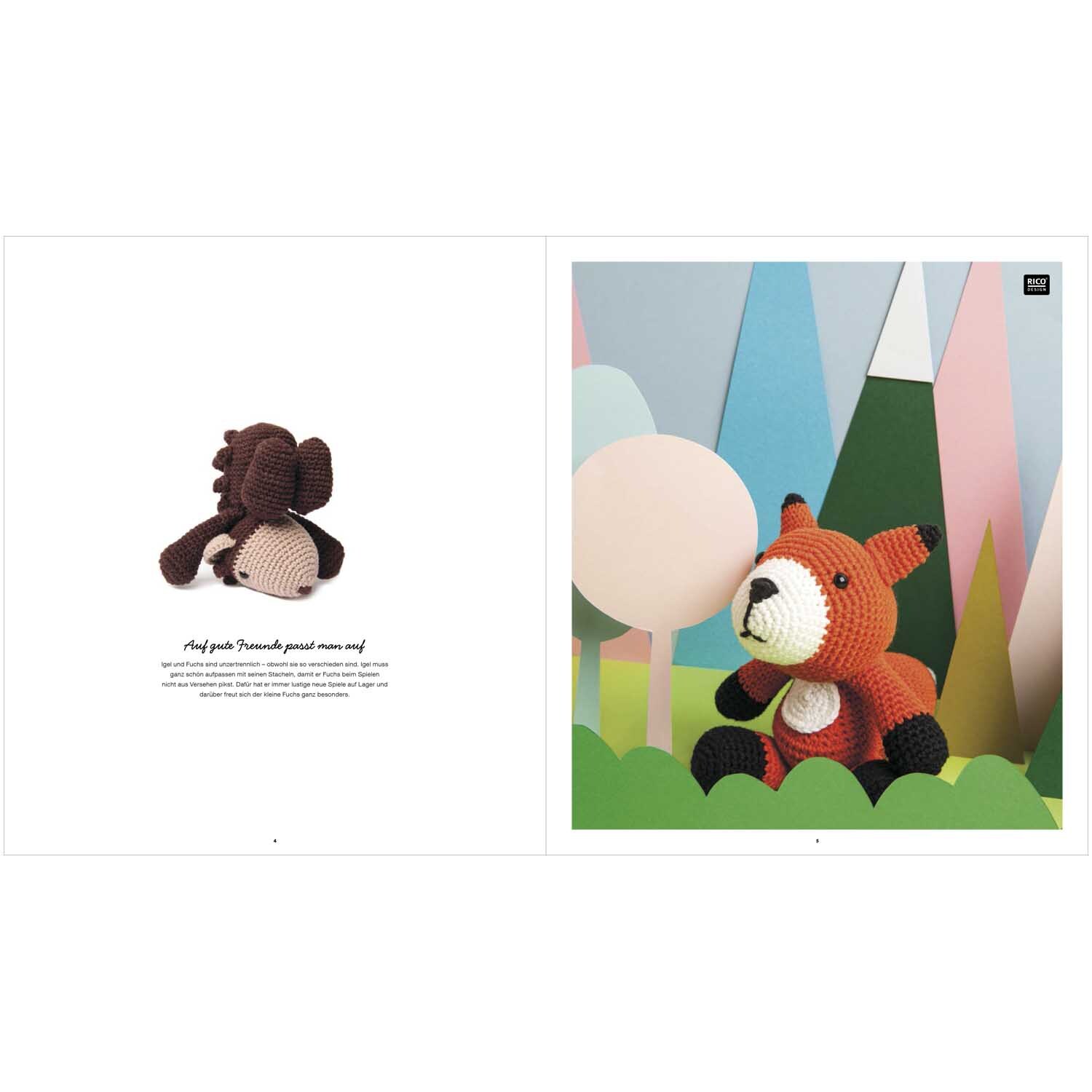 Ricorumi Friends: Ein gehäkelter Fuchs von Rico Design sitzt in einer bunten, geometrischen Landschaft.