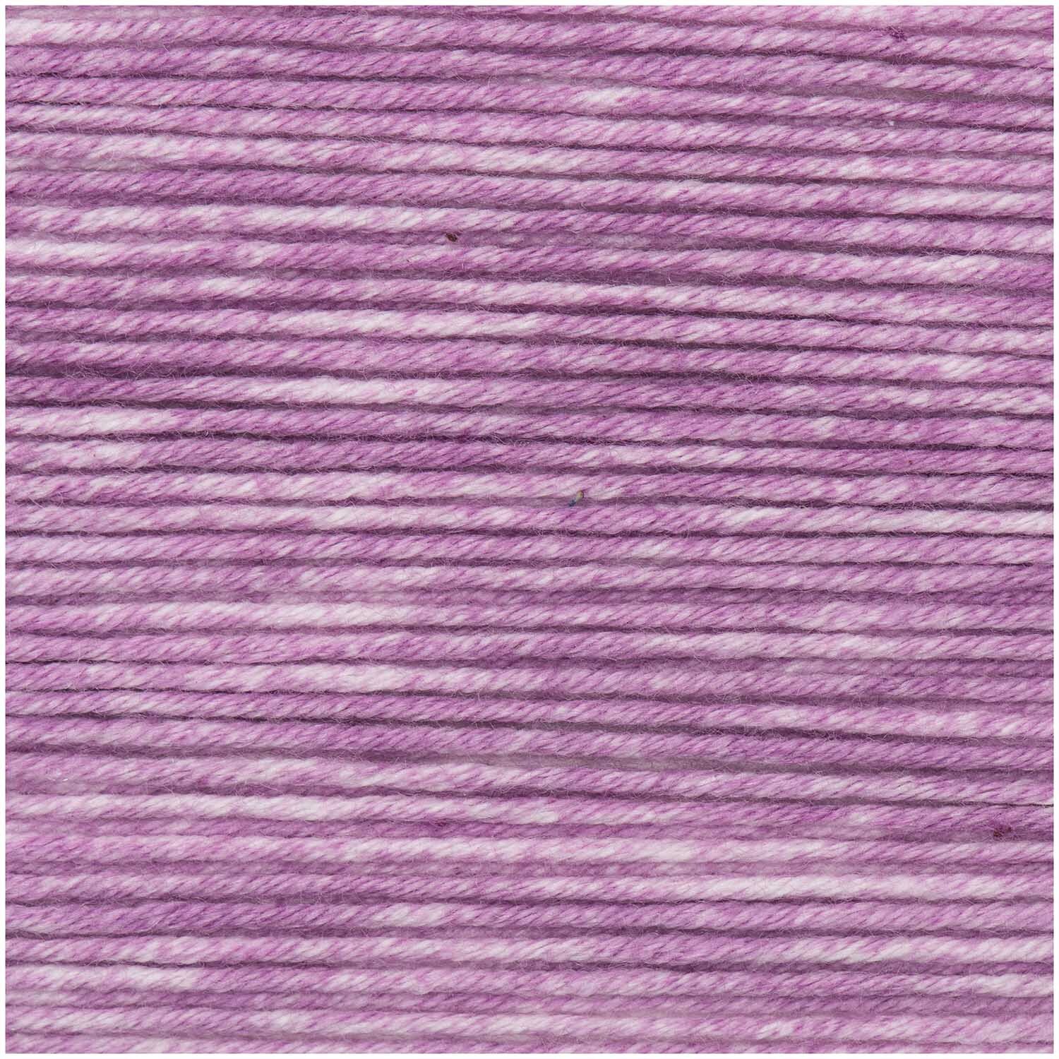 Creative Sport Print dk, fliederfarbenes Garn von Rico Design, 50g 145m, Nahaufnahme der Textur.