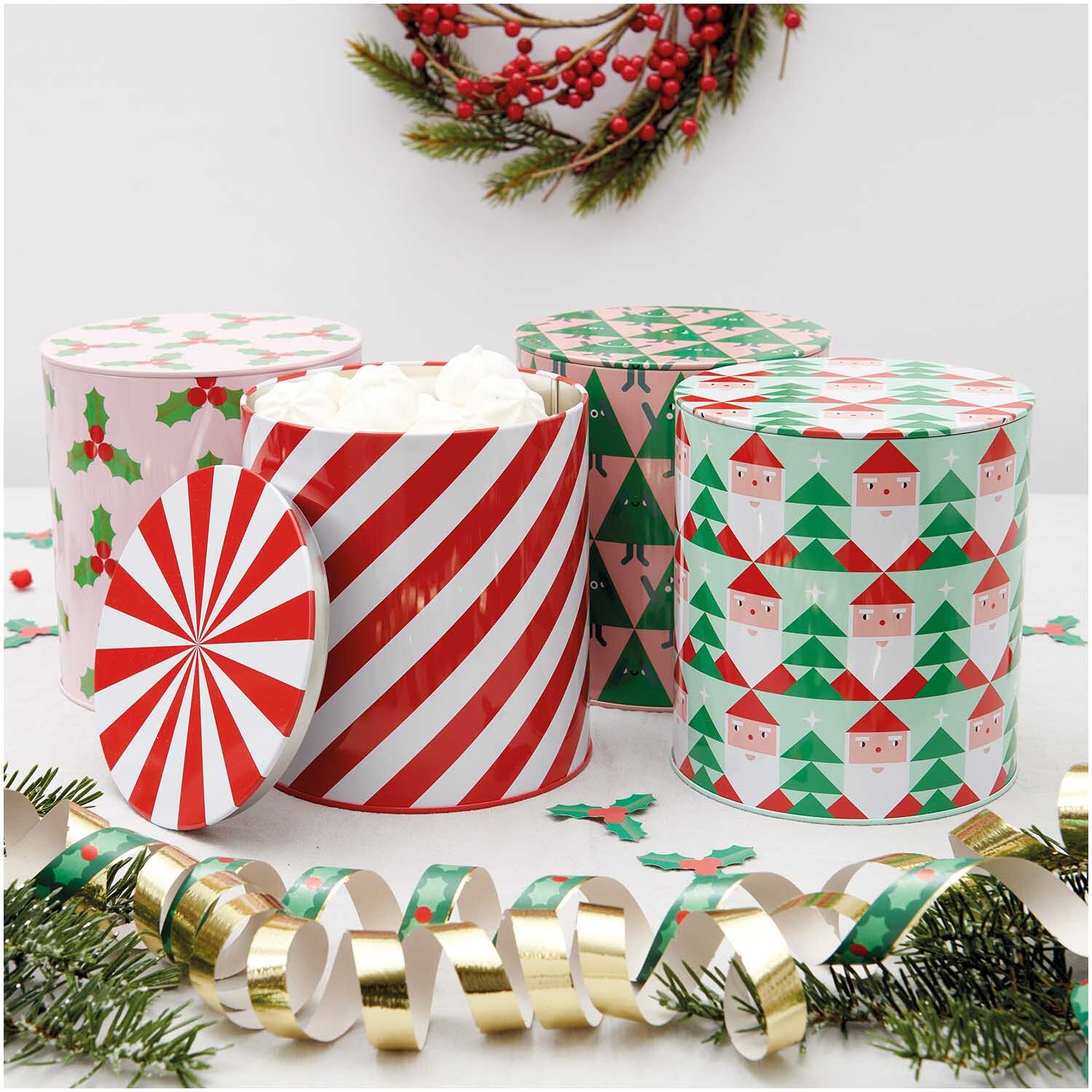 Keksdose Tannenbäume 13,6x15,1cm: Festliche Dose mit grün-rotem Design, ideal für Weihnachtsplätzchen.