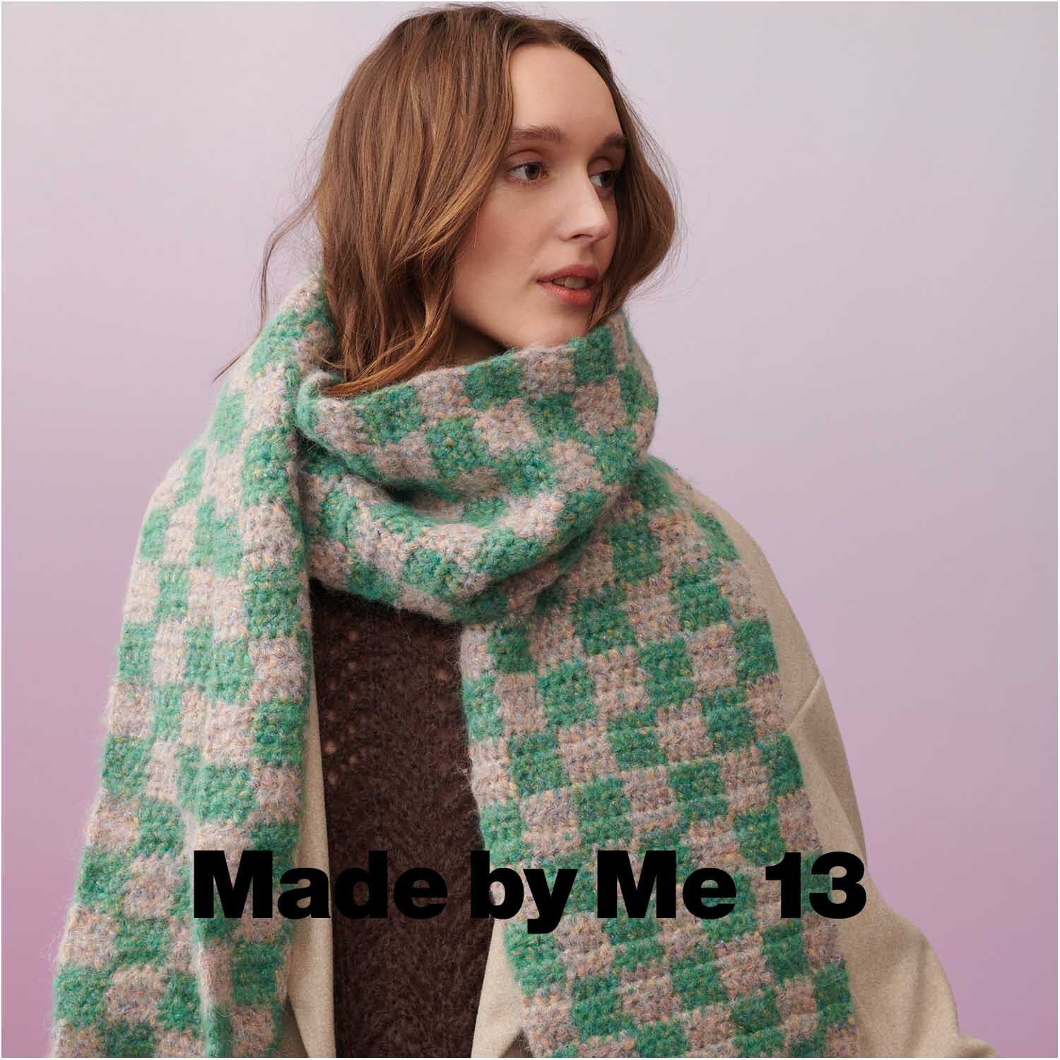 Fashion Alpaca BLING BLING: Frau trägt karierten Schal in Grün und Beige, gestrickt aus Rico Design Wolle.
