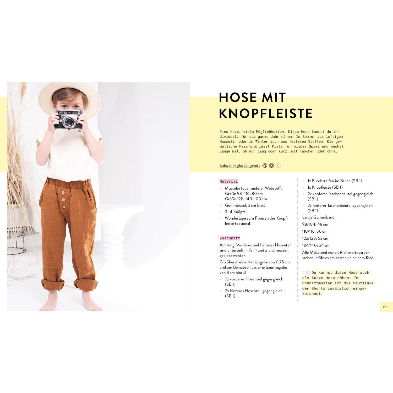 Mini-Masterclass – Nähen mit Musselin: Kind in brauner Hose mit Knopfleiste, hält Kamera.