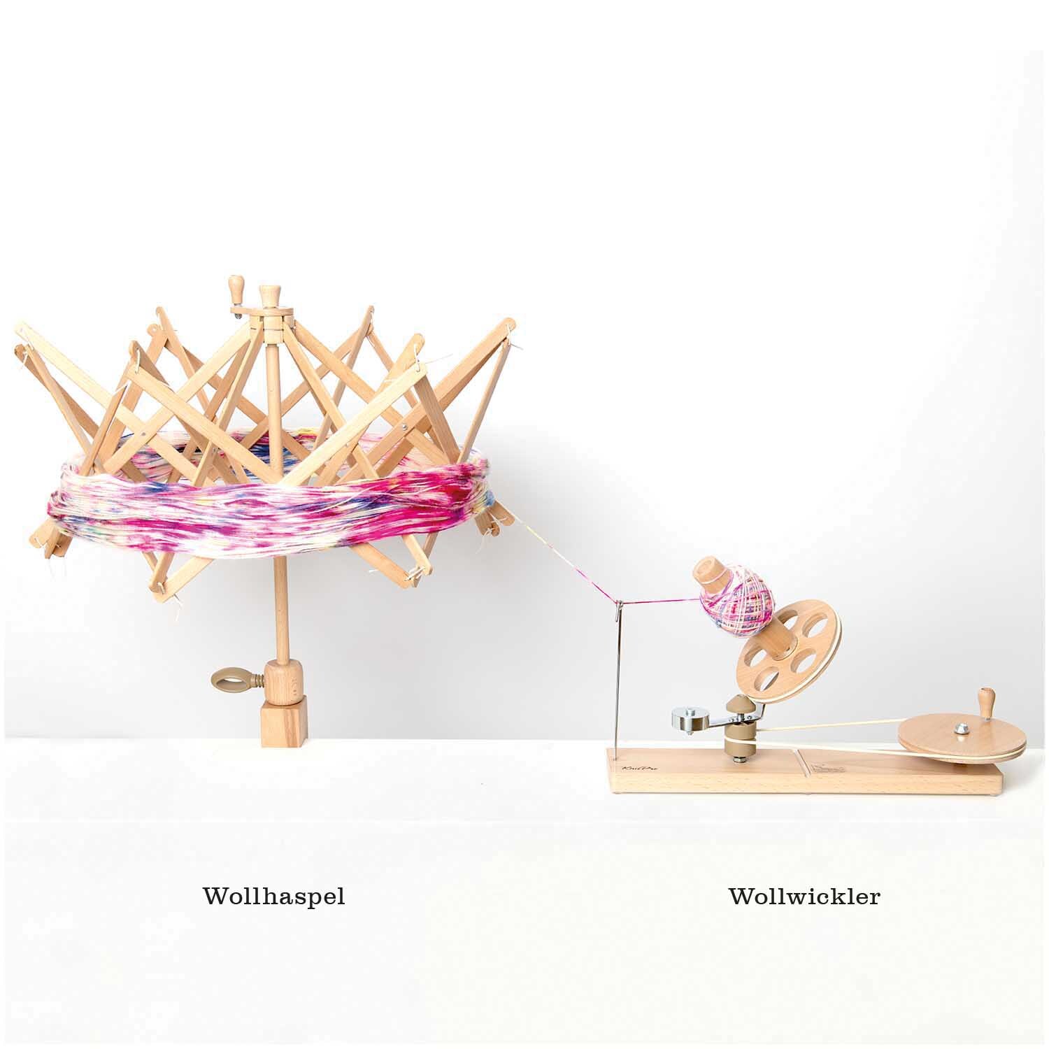 KnitPro Wollwickler Holz in Braun neben einer Wollhaspel, ideal zum Aufwickeln von Garn.