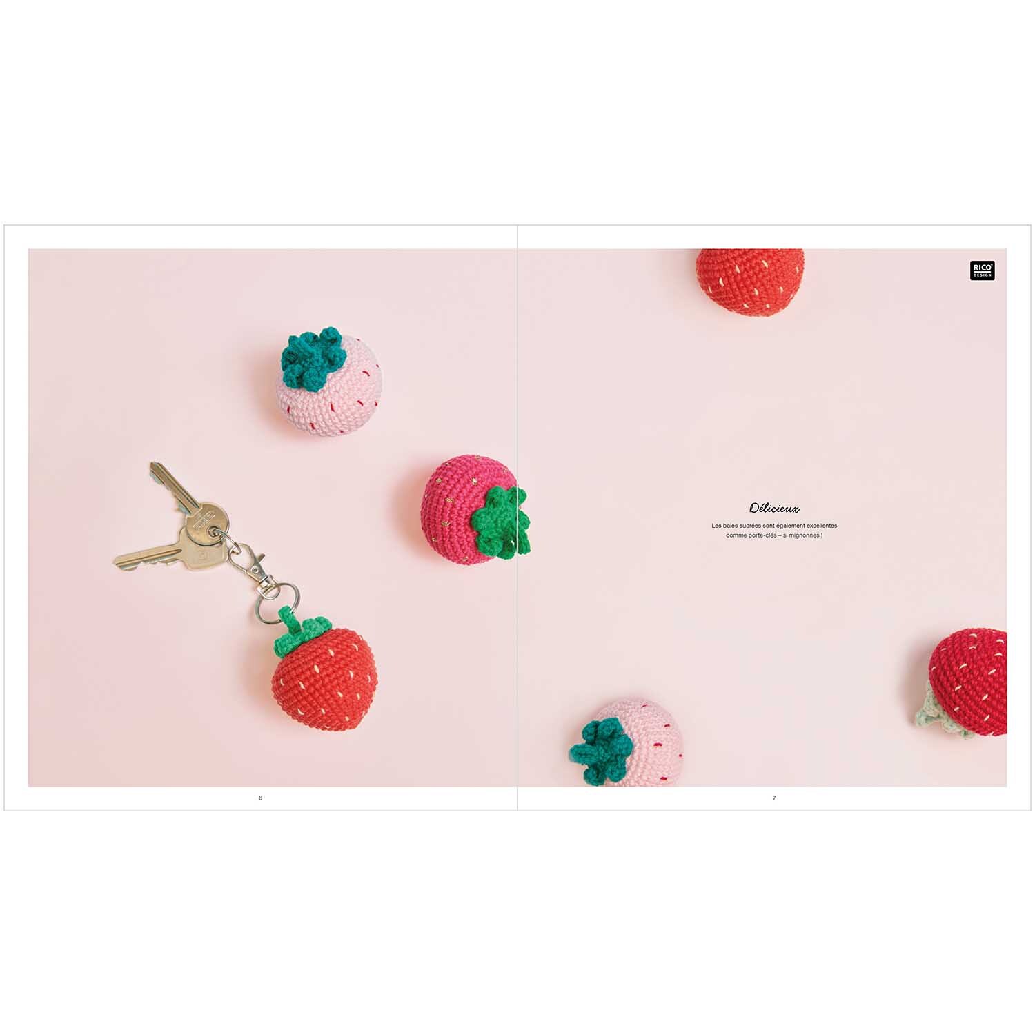 Ricorumi Just Bees + Fruits + Flowers französisch: Gehäkelte Erdbeer- und Himbeeranhänger auf rosa Hintergrund, ideal für Schlüsselanhänger.
