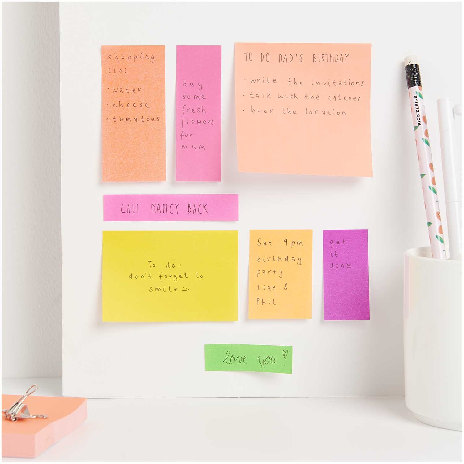 Paper Poetry Haftnotizen Neon Mix 4x100 Blatt von Rico Design auf einer weißen Tafel arrangiert.