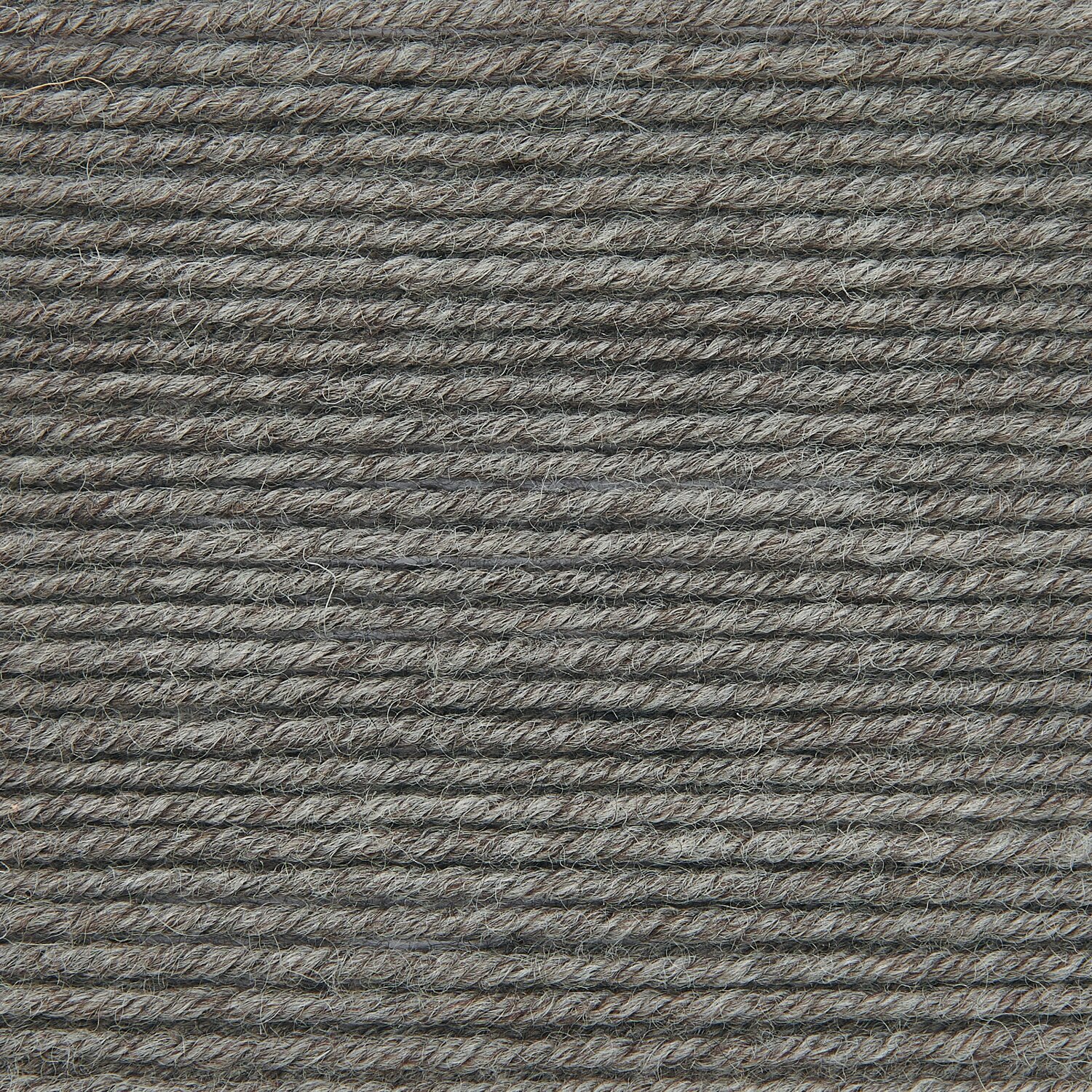 Essentials Merino dk, Rico Design Strickgarn in melangiertem Graubraun, Nahaufnahme der weichen, gleichmäßig versponnenen Wolle, Knäuelgröße 50g 110m