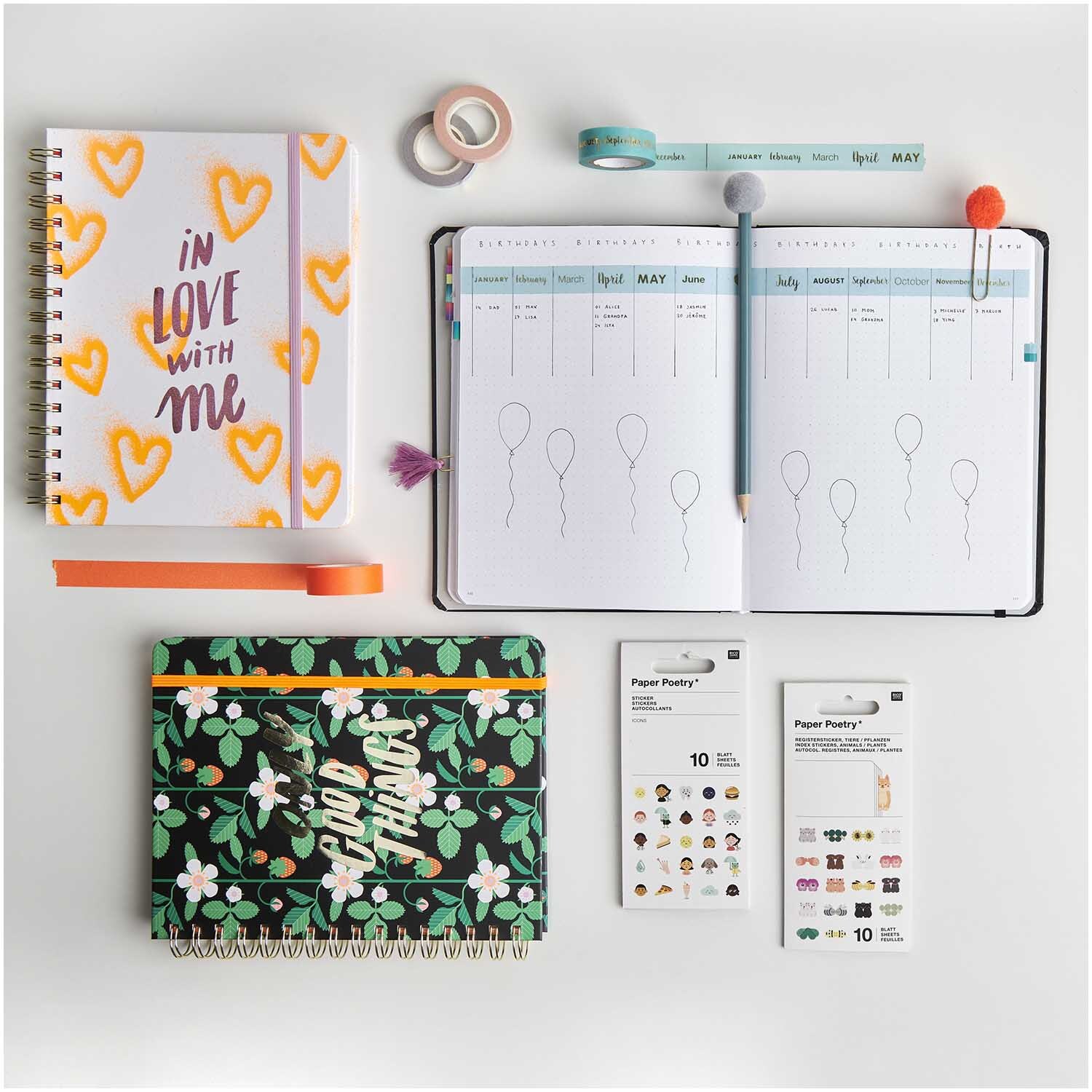 Paper Poetry Bullet Diary Spiralbindung Only Good Things DIN A5 164 Seiten, umgeben von bunten Notizbüchern, Washi-Tapes und Stickern von Rico Design.