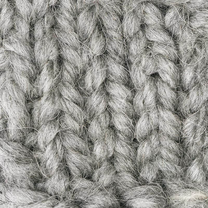 Creative Twist super chunky: Nahaufnahme von grob gestricktem Garn in Beige, ideal für warme Strickprojekte.