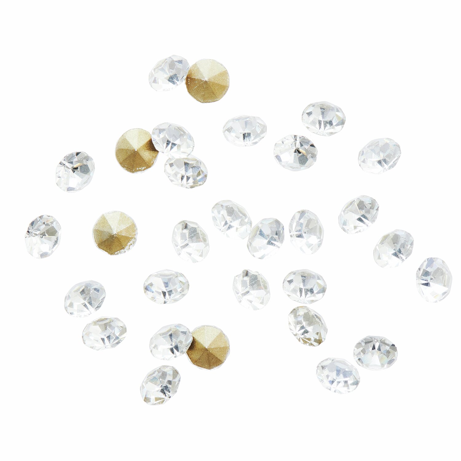Strass-Steine spitz Crystal 4mm von Rico Design, 30 Stück. Klare und goldene Steine auf weißem Hintergrund.