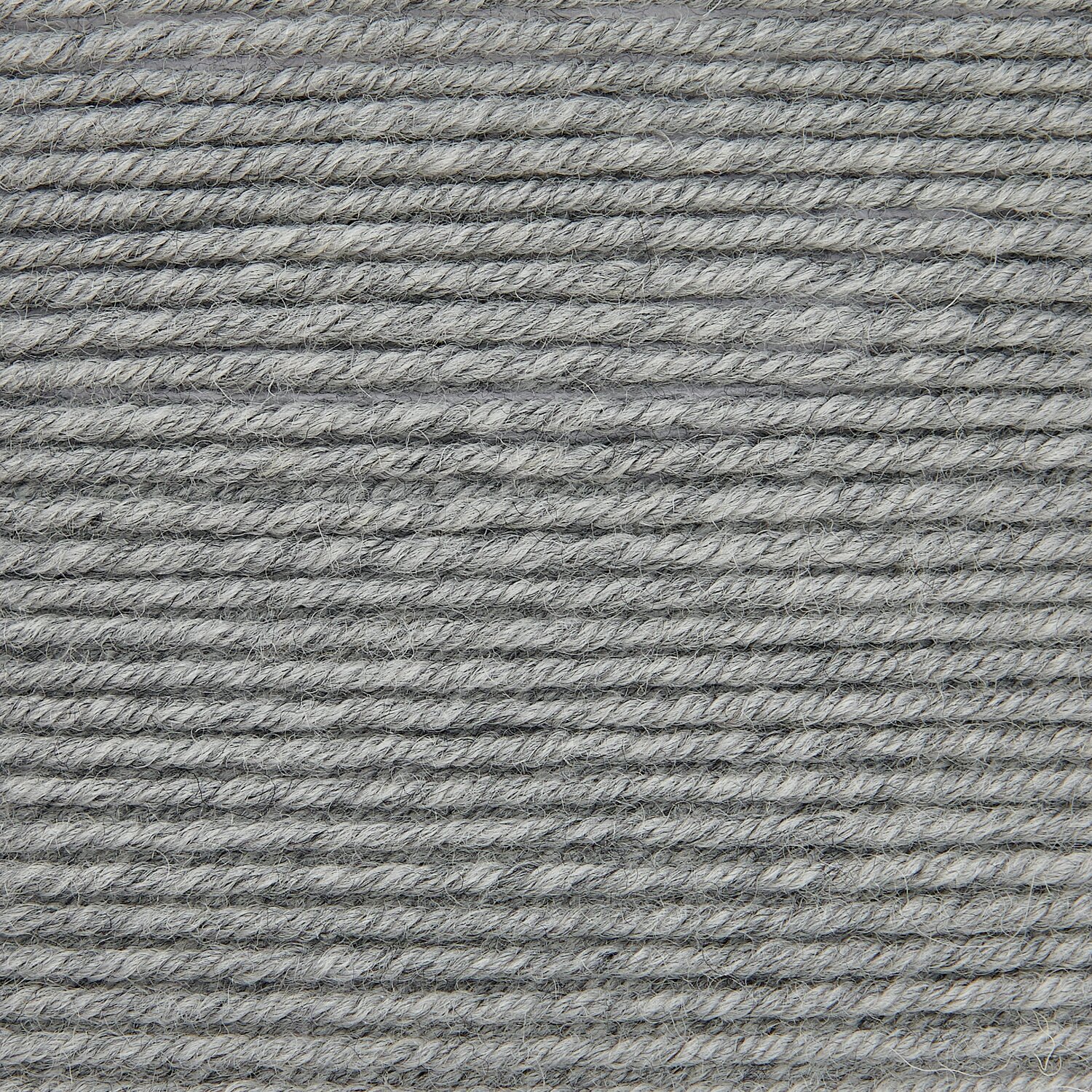 Essentials Merino dk zeigt dicht aufgewickeltes Strickgarn von Rico Design in Grau Melange, ideal für mitteldicke Projekte, Knäuelgröße 50g 110m
