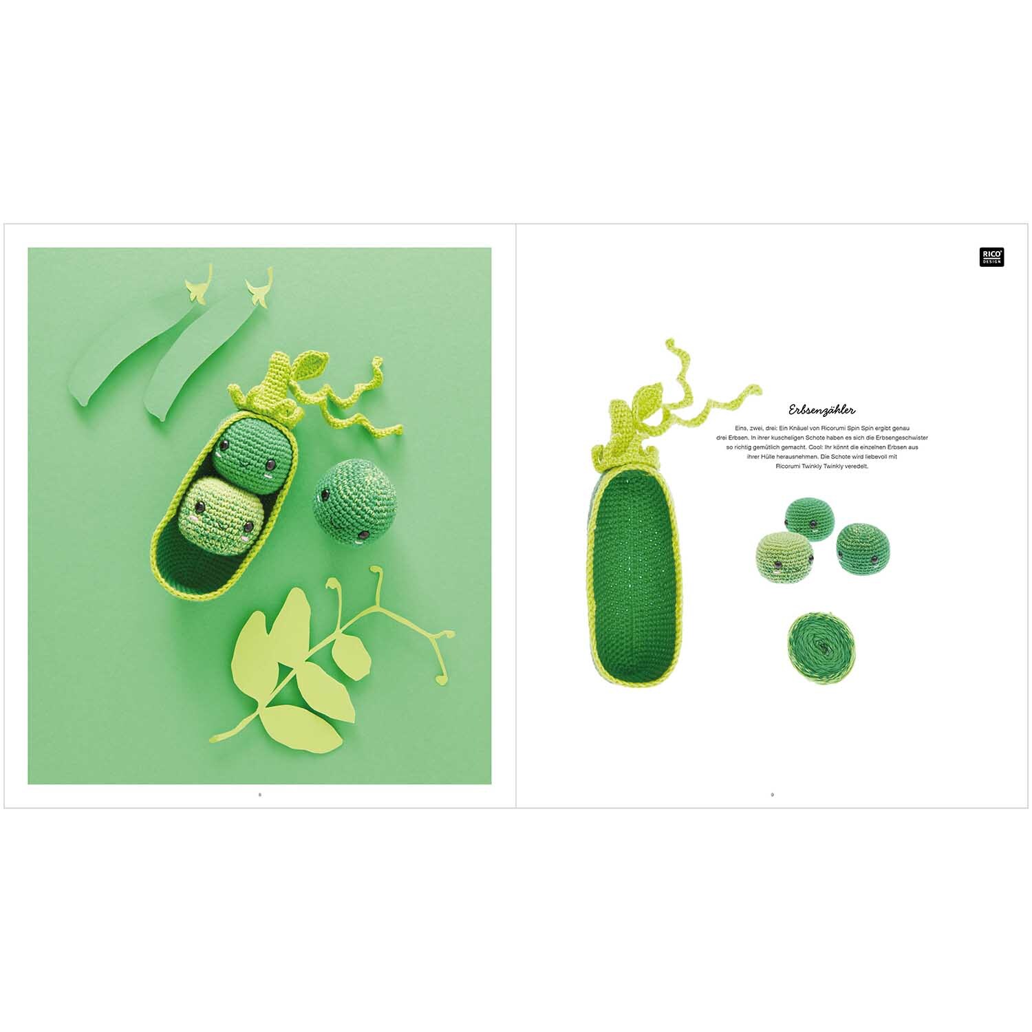 Ricorumi Fresh Friends deutsch: Gehäkelte grüne Erbsen und Schoten auf grünem Hintergrund von Rico Design.