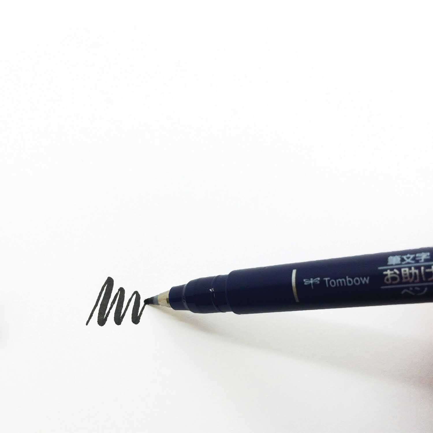 Kalligraphie Fudenosuke Nr.1 schwarz von Tombow, zeichnet eine schwarze Linie auf weißem Papier. Ideal für präzise Kalligraphie.