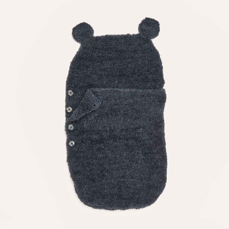 Ein Schlafsack mit Teddyohren aus einem schwarzen Garn gestrickt. Modell 24 aus Ricor Baby 40.