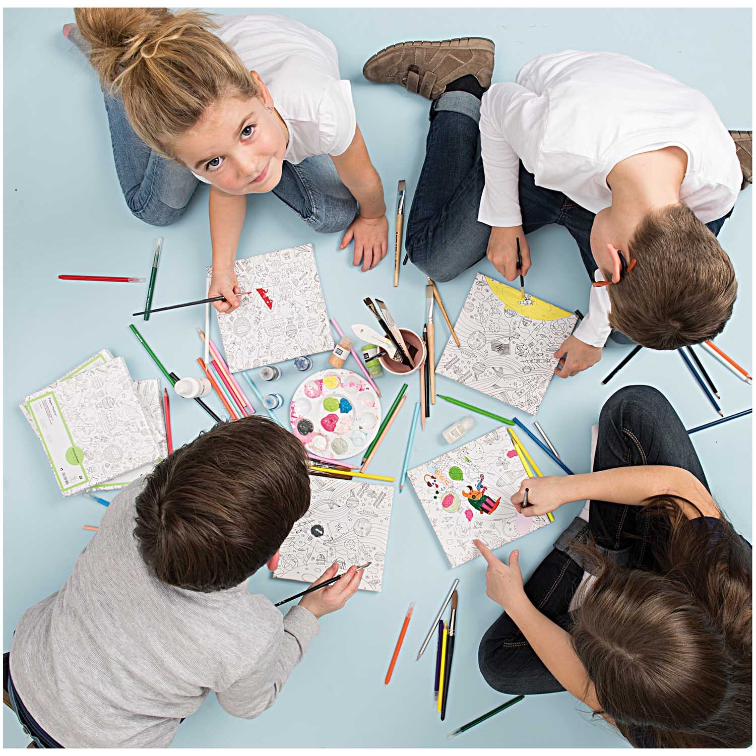 Paper Poetry Buntstifte Super Soft im Einsatz: Kinder malen gemeinsam mit bunten Stiften von Rico Design auf dem Boden.