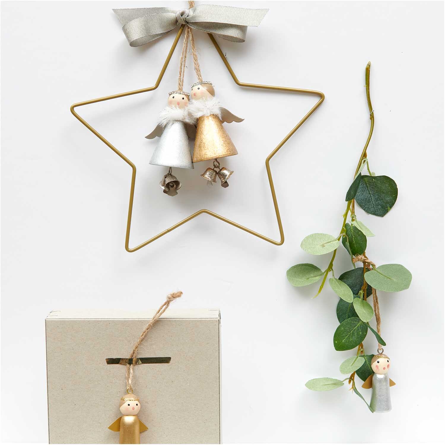 Holzhänger Engel gold 5cm von Rico Design: Zwei Engel an einem goldenen Stern mit Eukalyptuszweig.