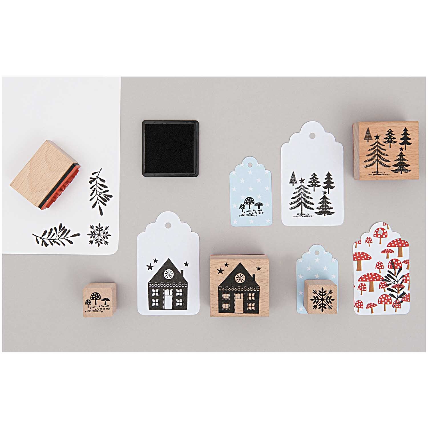 Paper Poetry Geschenkanhänger 30 Stück von Rico Design mit Wald- und Hausmotiven, ideal für kreative Geschenkverpackungen.