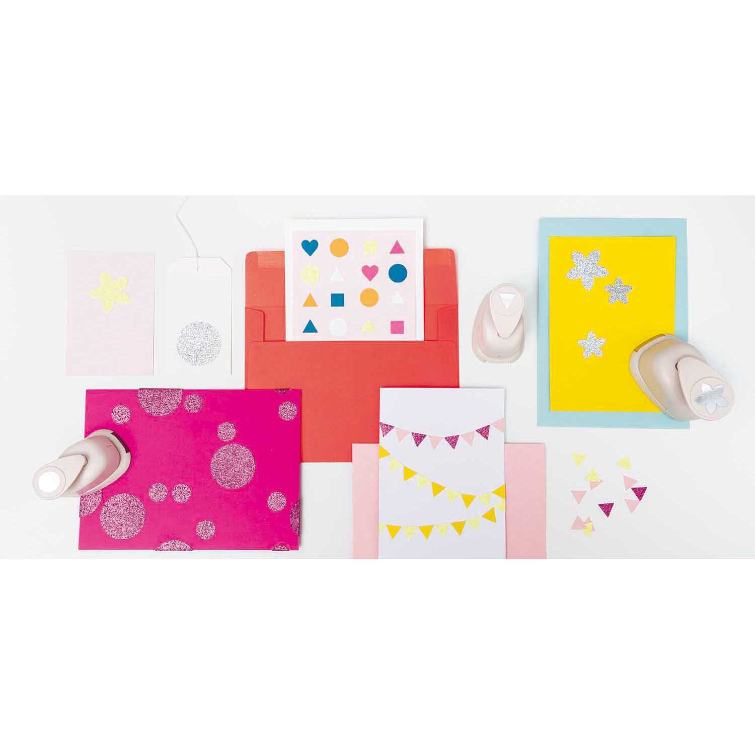 Paper Poetry Glitterpapierblock Magical Mix zeigt bunte Bastelprojekte mit geometrischen Formen und Glitzerakzenten. Ideal für kreative Designs.