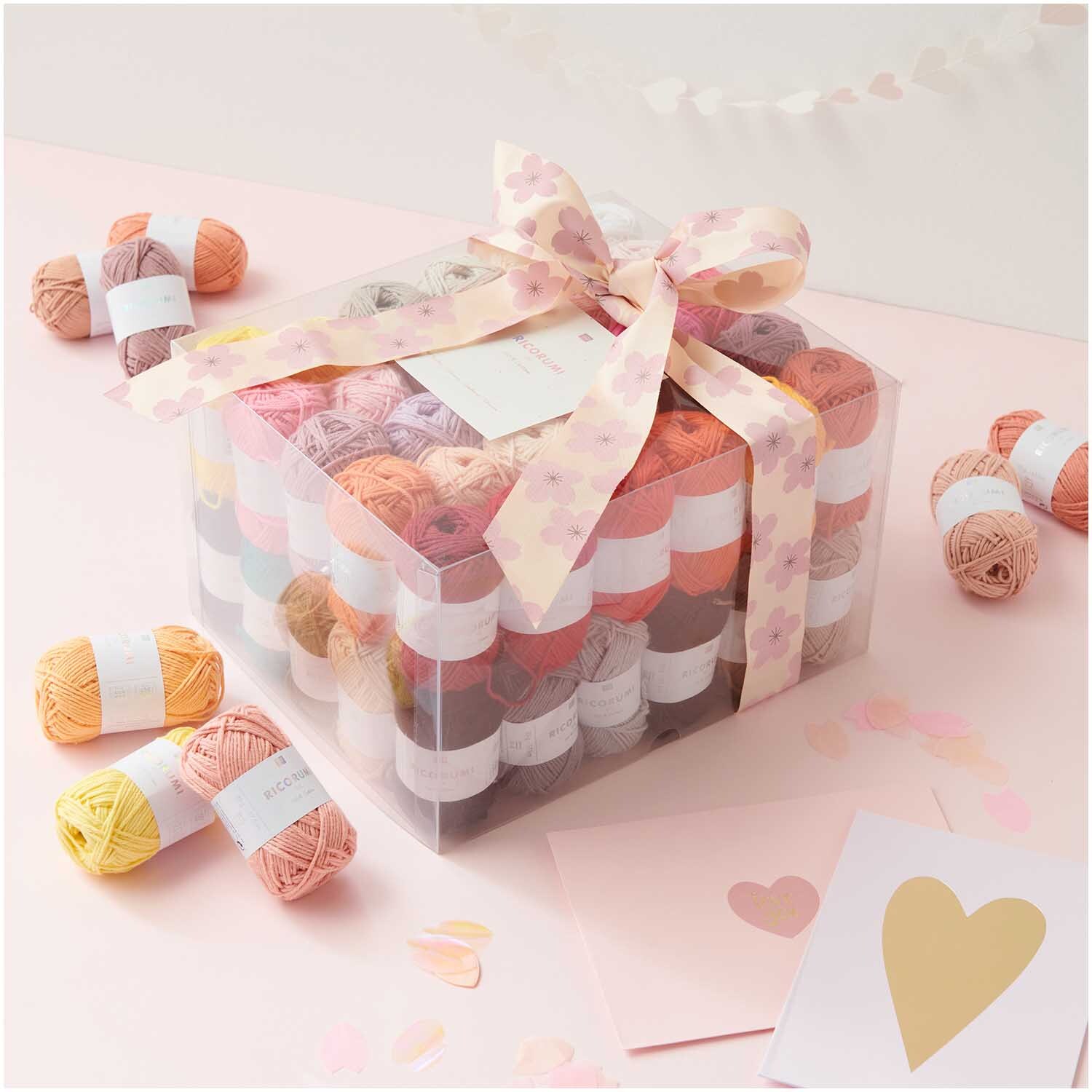 Creative Ricorumi dk Set: Bunte Garnkollektion von Rico Design in Geschenkbox mit Schleife, ideal für kreative Projekte.