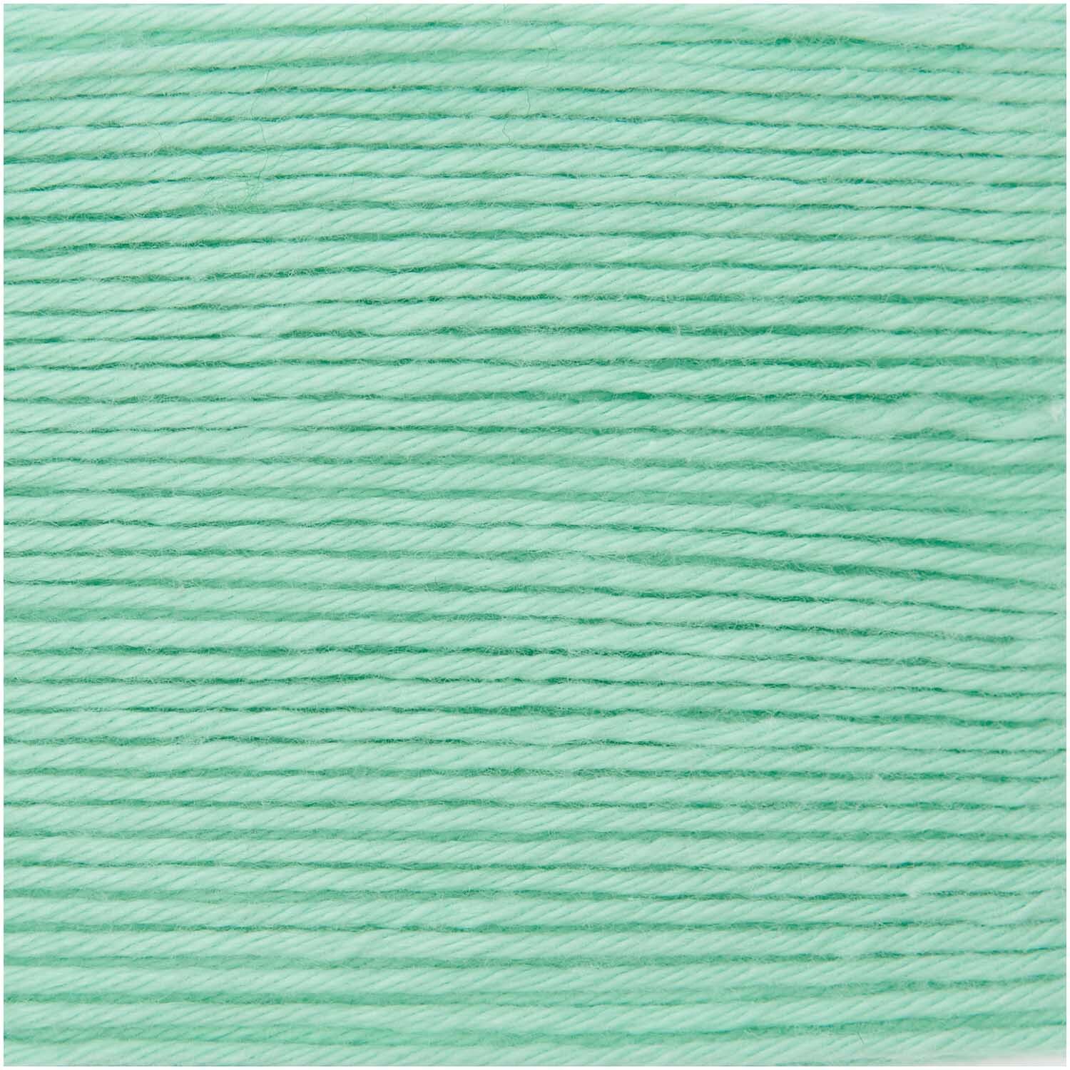 Rico Baby Cotton Soft dk in Aquamarin zeigt weiches, hochwertiges Garn, ideal für Strickprojekte.