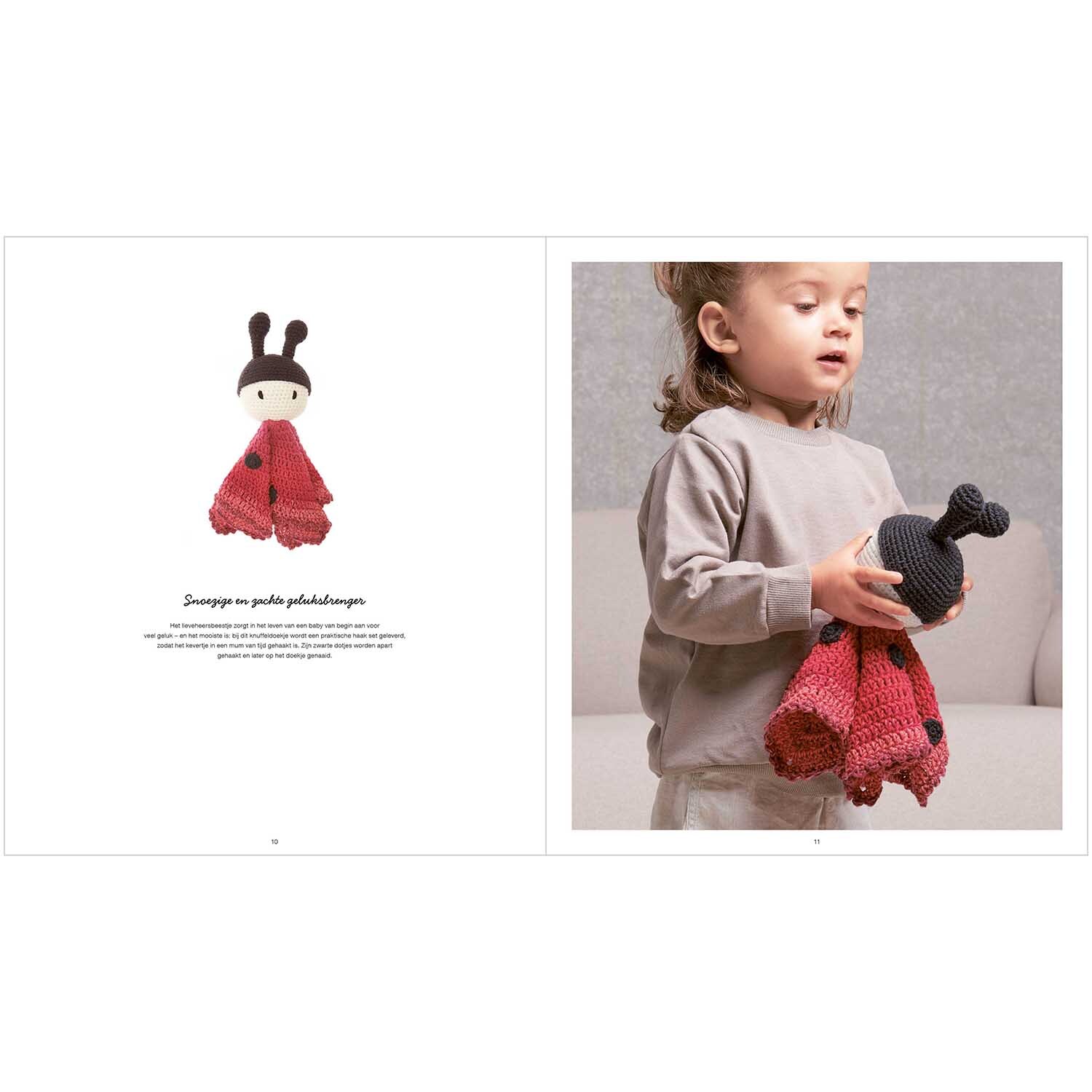 Ricorumi Baby Blankies niederländisch: Kind hält gestricktes Kuscheltuch in Rot und Schwarz von Rico Design.