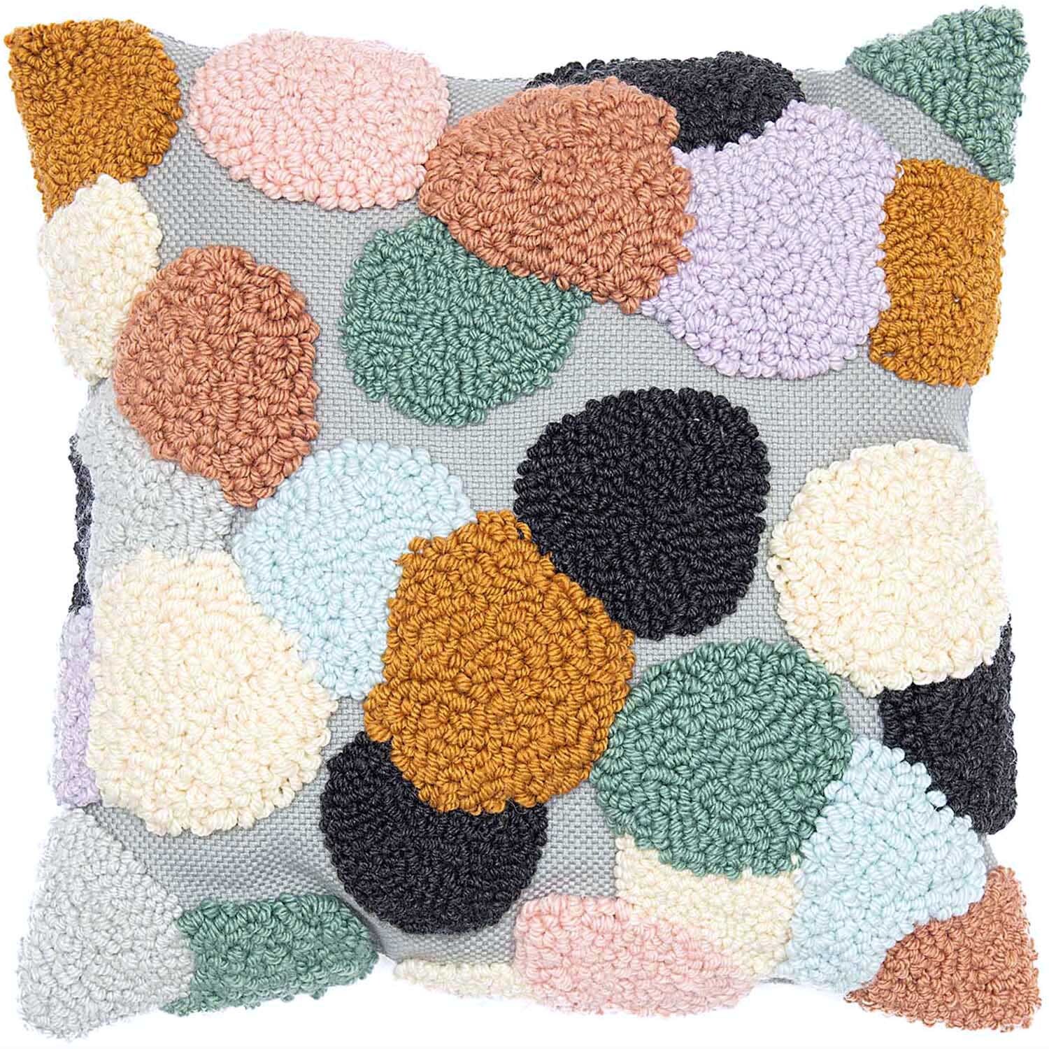 Punch Needle Packung Kissen Punkte bunt zeigt ein farbenfrohes Kissen mit verschiedenen bunten Punkten. Ideal für kreative Wohnakzente.
