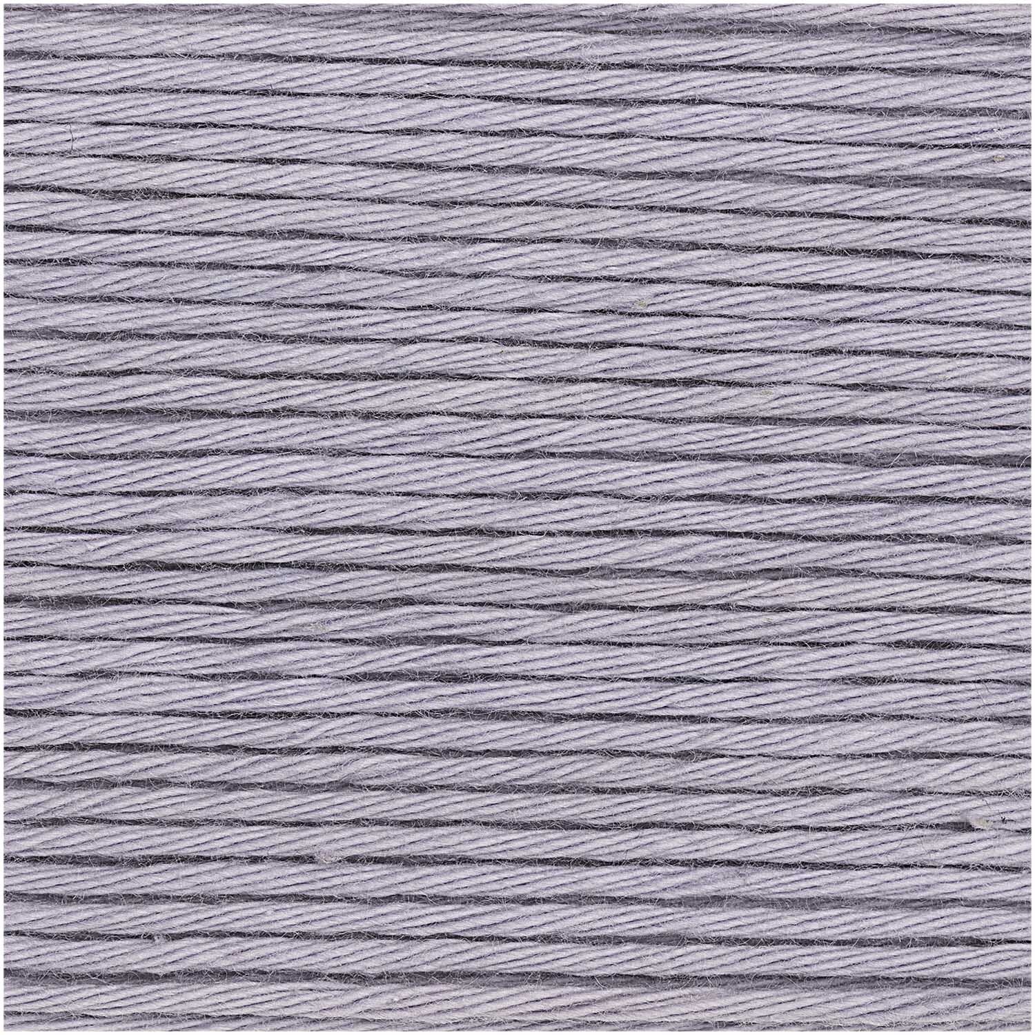 Cotton Universal: Nahaufnahme von lila Wolle, 50g 85m, ideal für Strickprojekte. Marke: Wolle Rödel.
