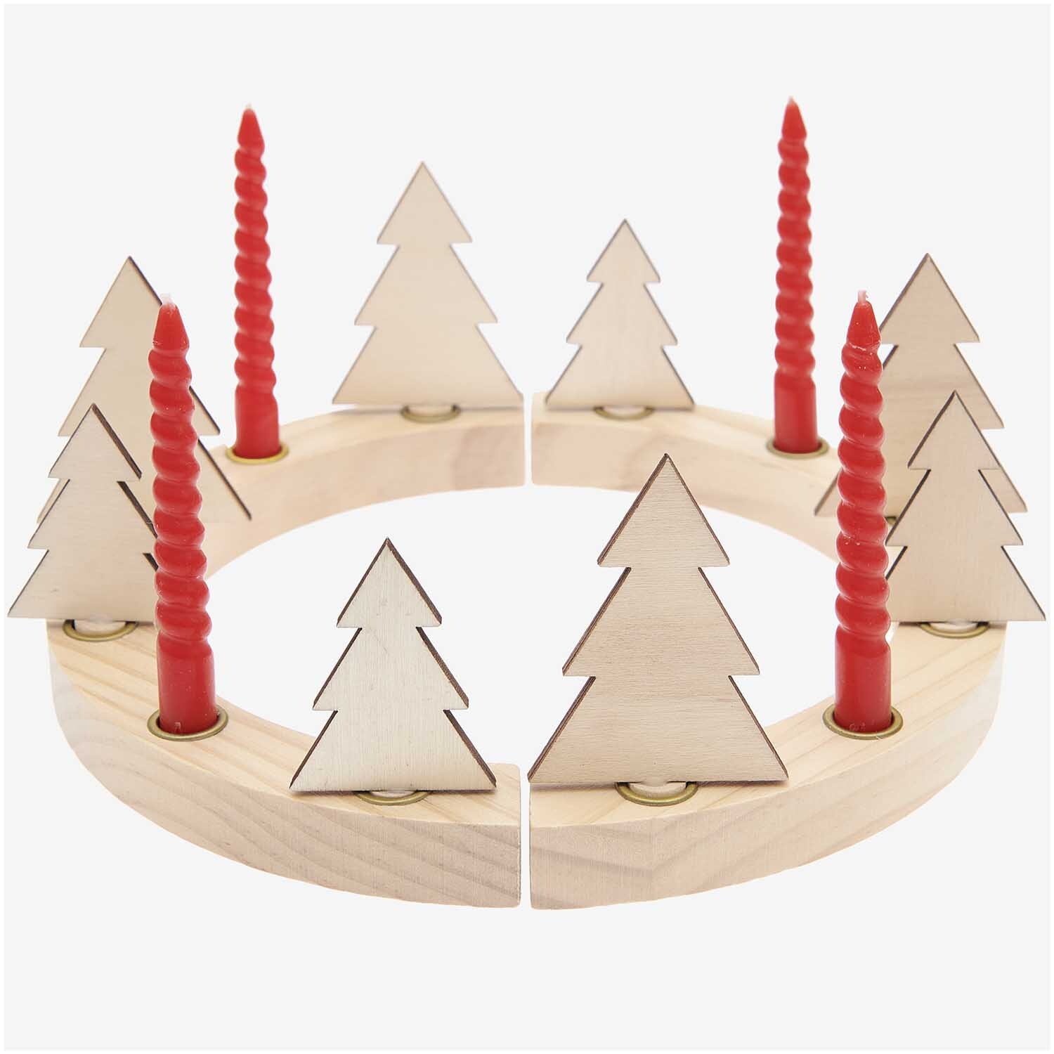 Adventskranzfiguren Tanne 8 Stück von Rico Design: Holzkranz mit roten Kerzen und Tannenformen.