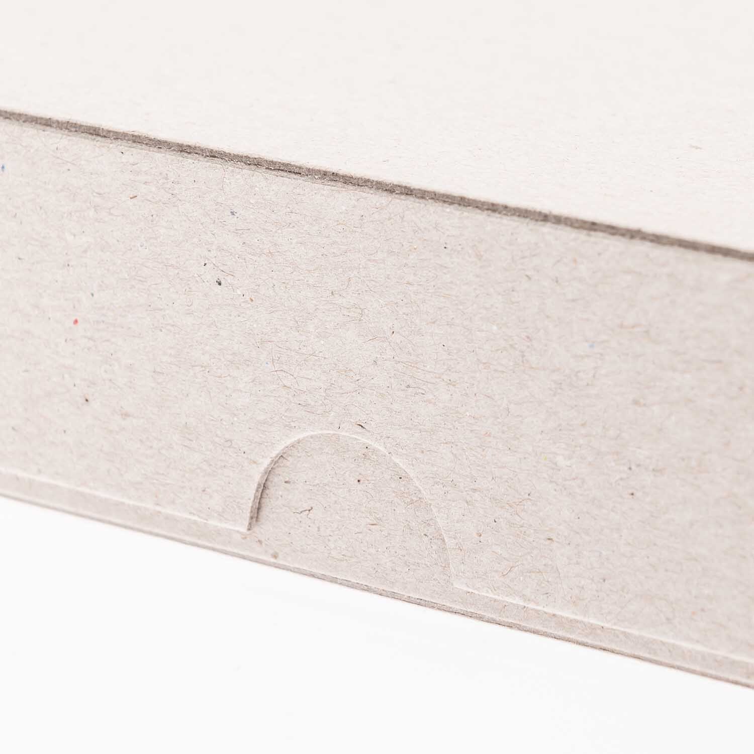 Ritzschachtel quadratisch von Rico Design aus hellem Karton, Nahaufnahme der strukturierten Oberfläche.