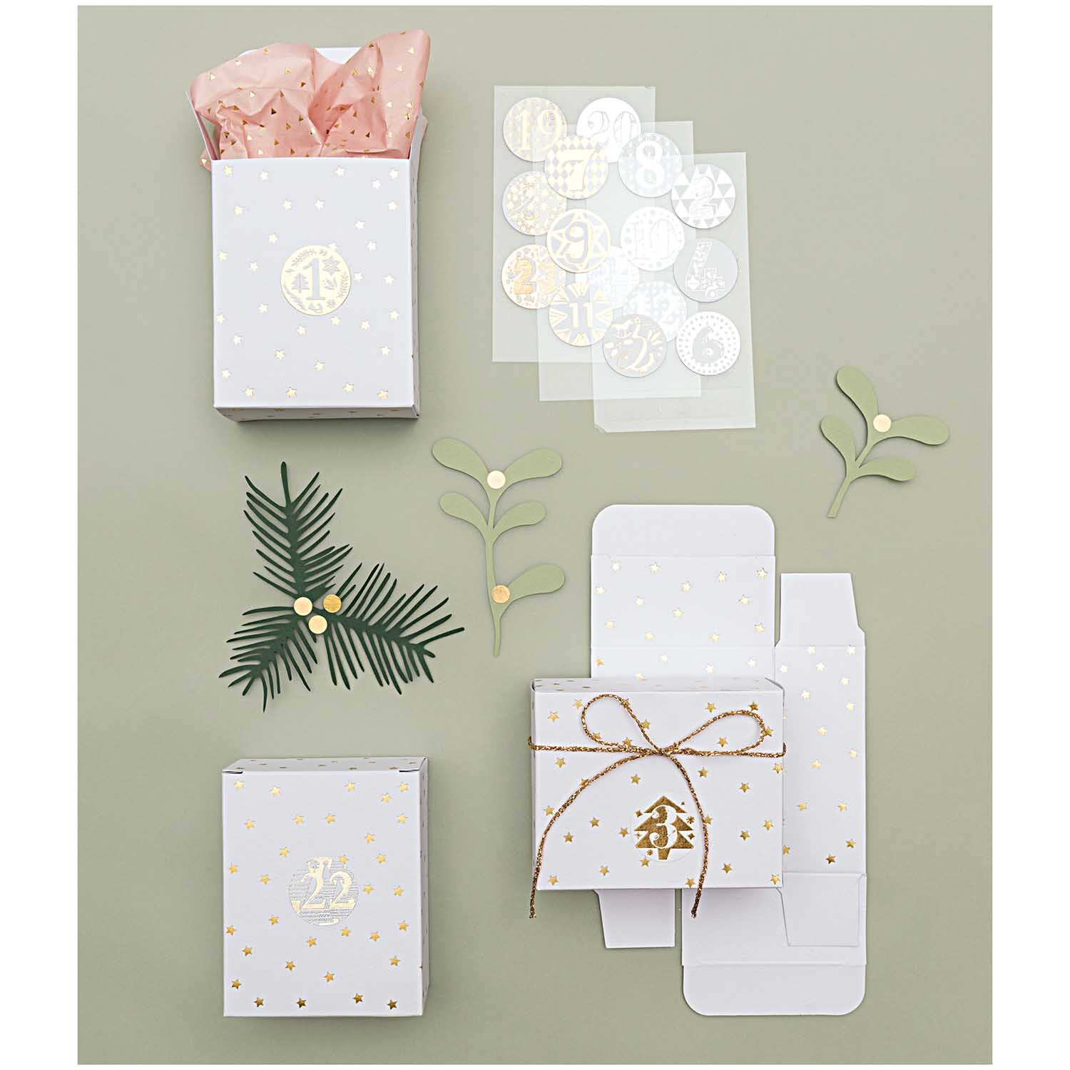 Paper Poetry Sticker Punkte gold 15mm 4 Bogen auf Geschenkboxen mit weihnachtlichen Motiven und Dekorationen. Ideal für kreative Verpackungen.