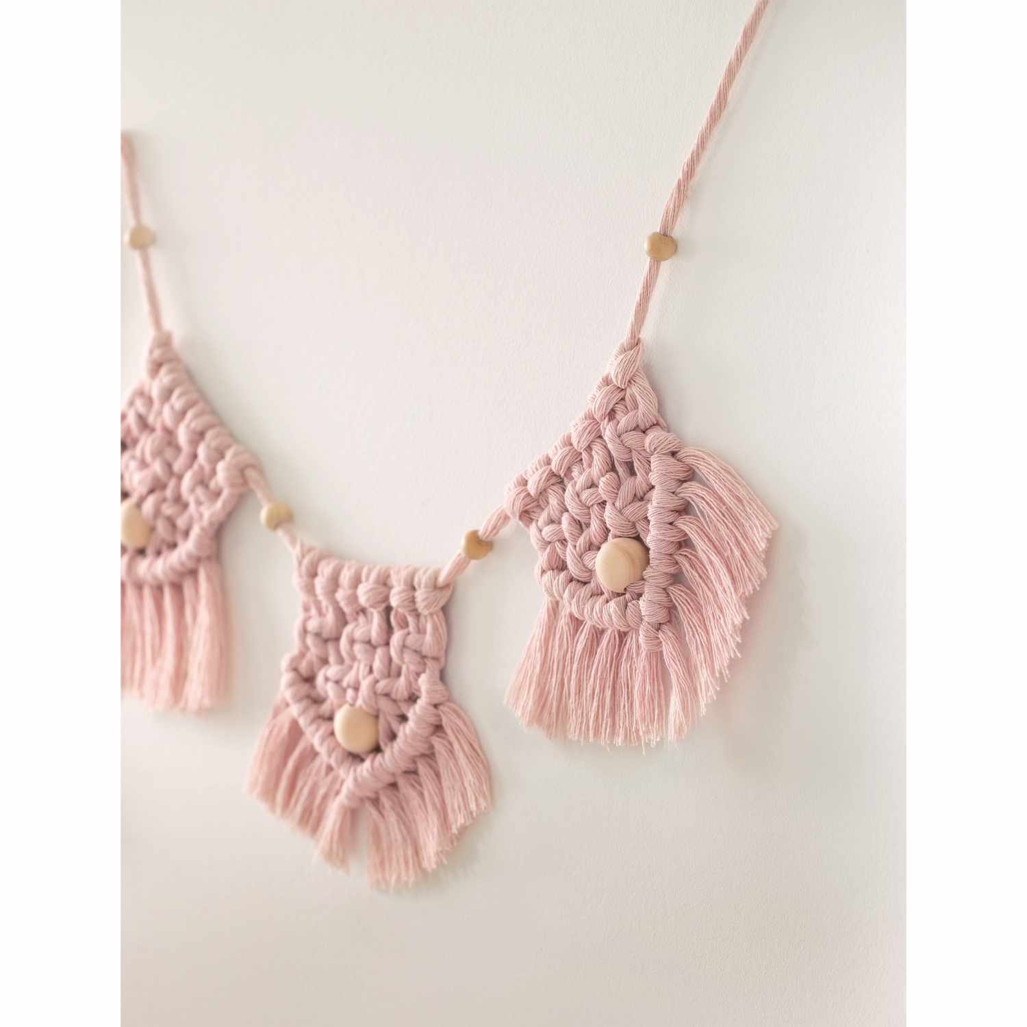 Makramee-Set Boho: Handgefertigte rosa Wanddekoration mit Quasten, 10-teilig von folia.