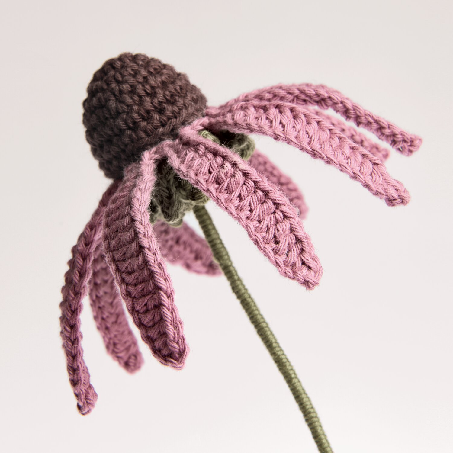 Ricorumi In the Meadow, gehäkelte Blume mit langen Mauve-Blütenblättern und brauner Mitte, gearbeitet aus Creative Ricorumi dk Garn von Rico Design