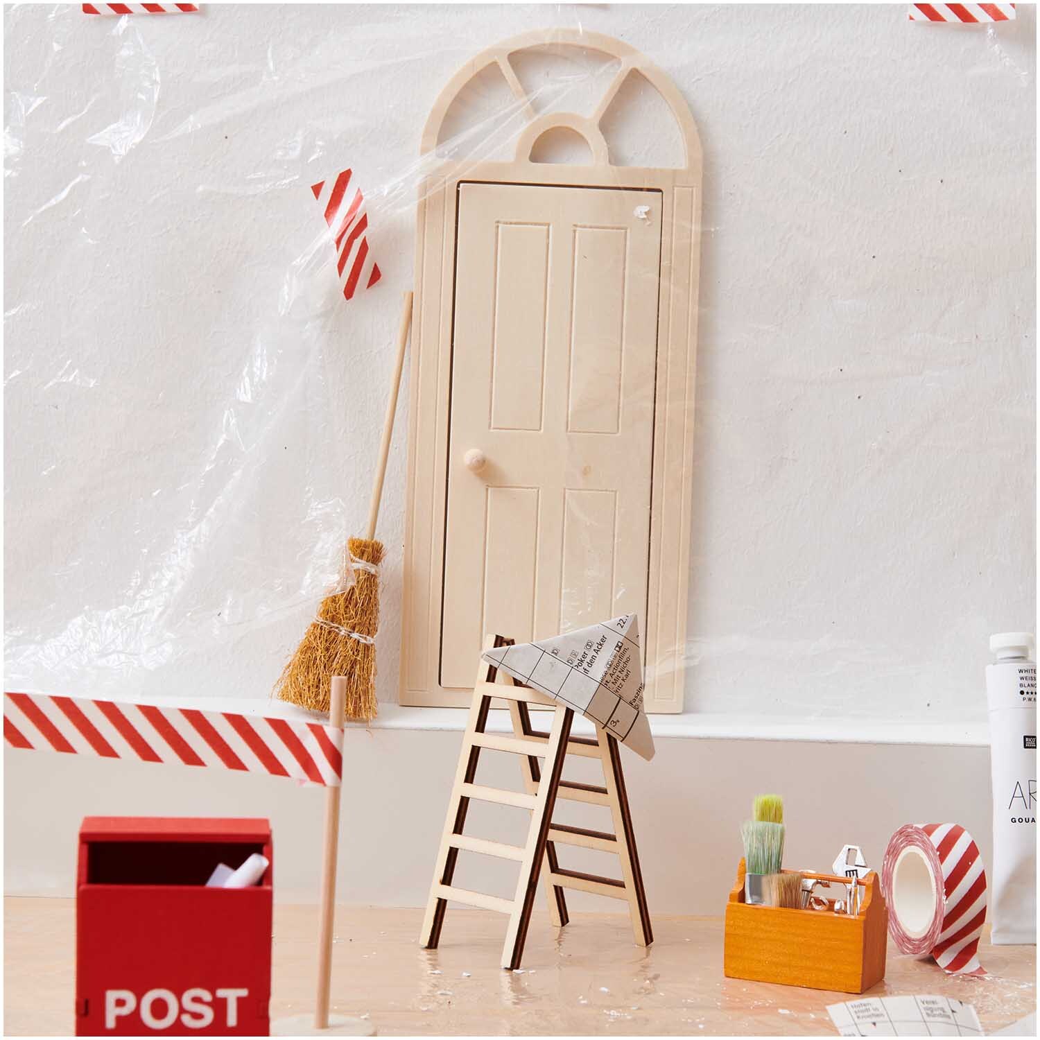 Miniatur Besen 14cm neben einer kleinen Tür, mit Leiter und Postbox, ideal für kreative Dekorationen.
