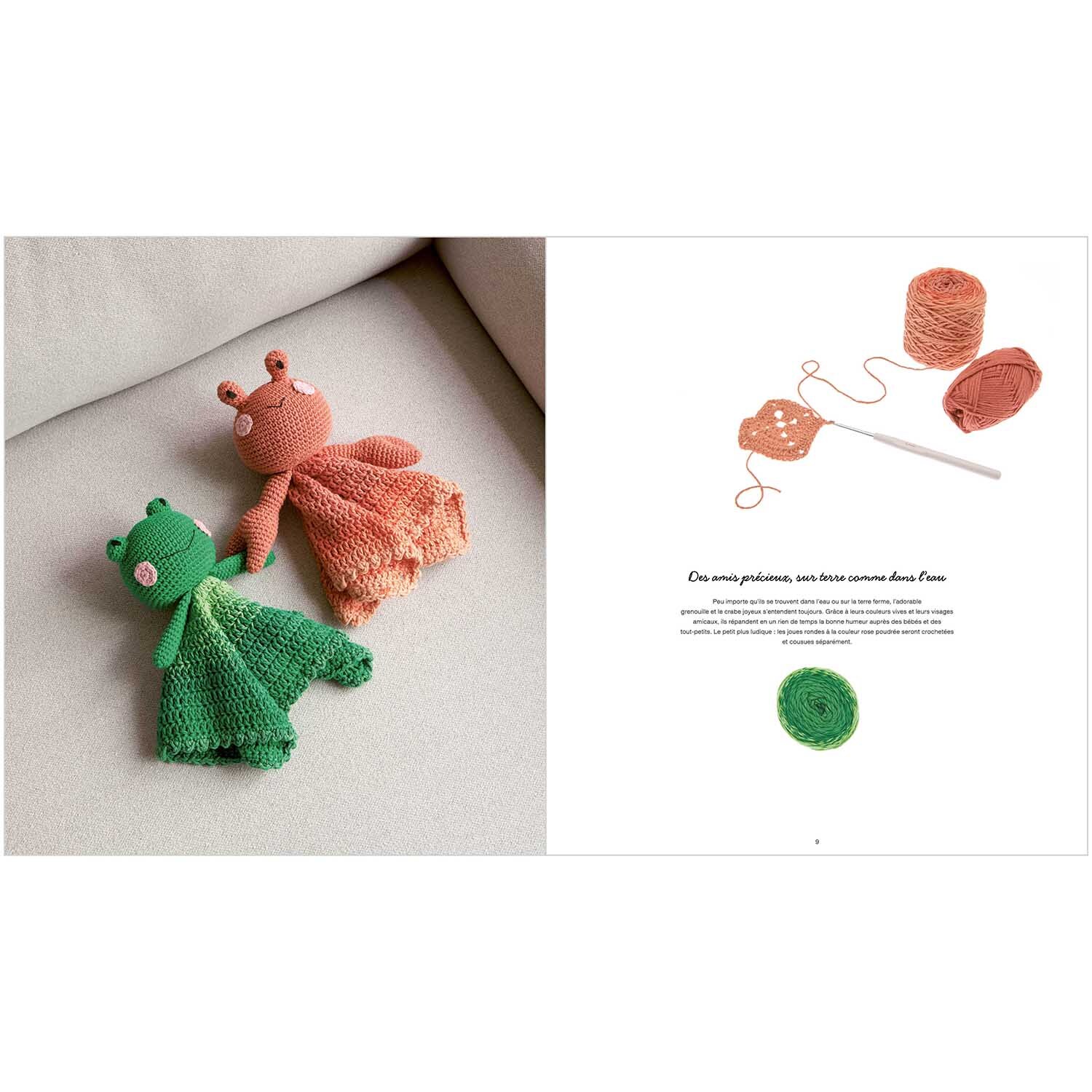 Ricorumi Baby Blankies in Grün und Orange von Rico Design, auf einem Sofa liegend, mit Häkelzubehör.