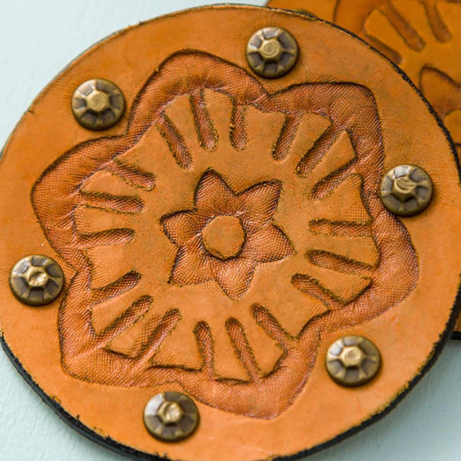 Maker Fine Debossing Tip 21 Prägeklinge: Detailaufnahme eines geprägten Ledermusters mit Metallnieten, ideal für kreative Projekte.