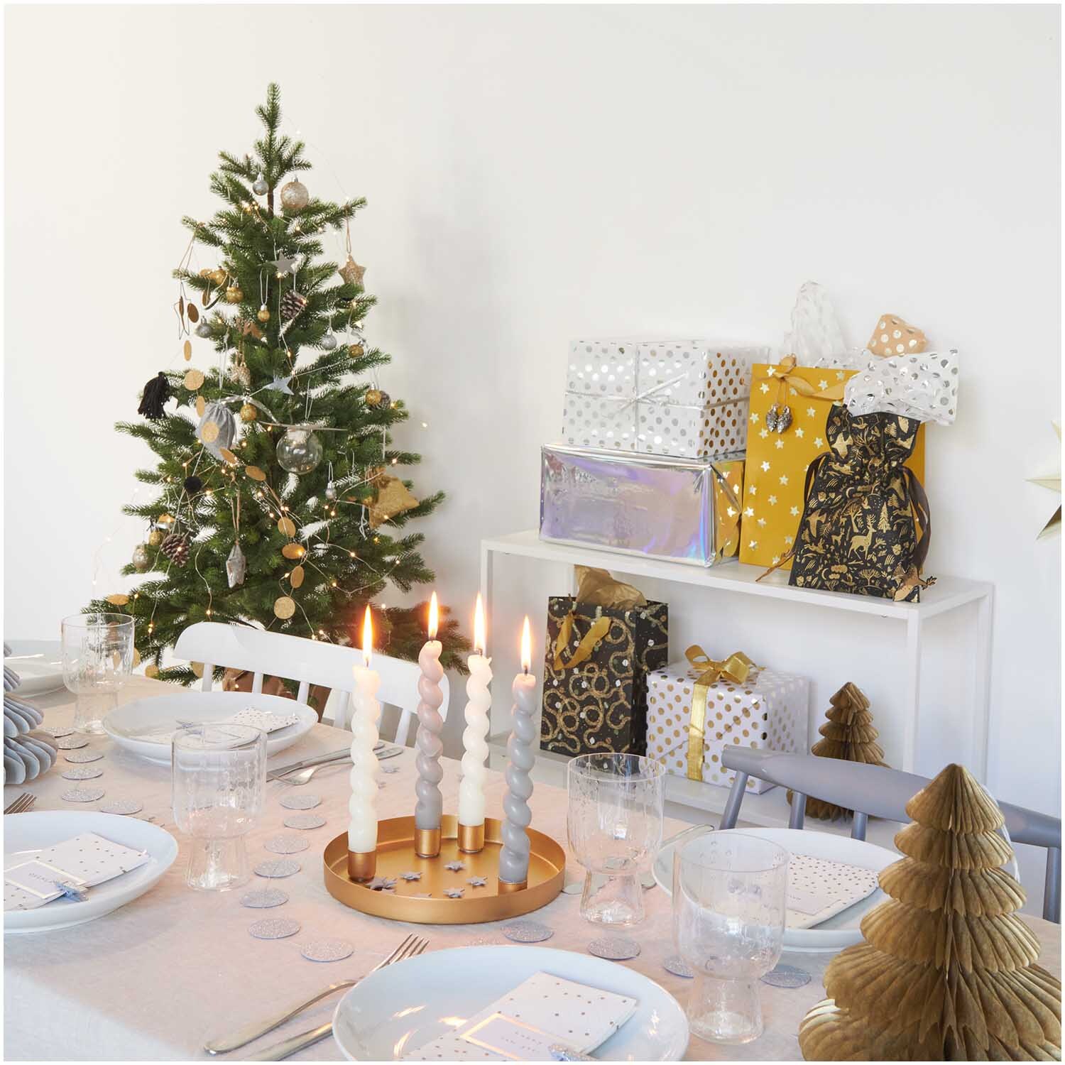 Paper Poetry Geschenktüte Nostalgic Christmas mit Sternenmuster neben festlich gedecktem Tisch und Weihnachtsbaum.