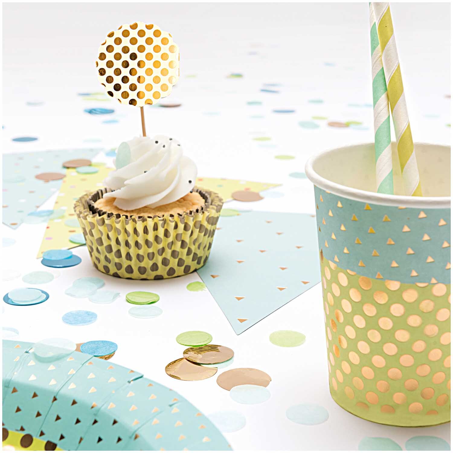 Paper Poetry Papierstrohhalme Mix sorbet 24 Stück, dekoriert mit bunten Partyartikeln und einem Cupcake.