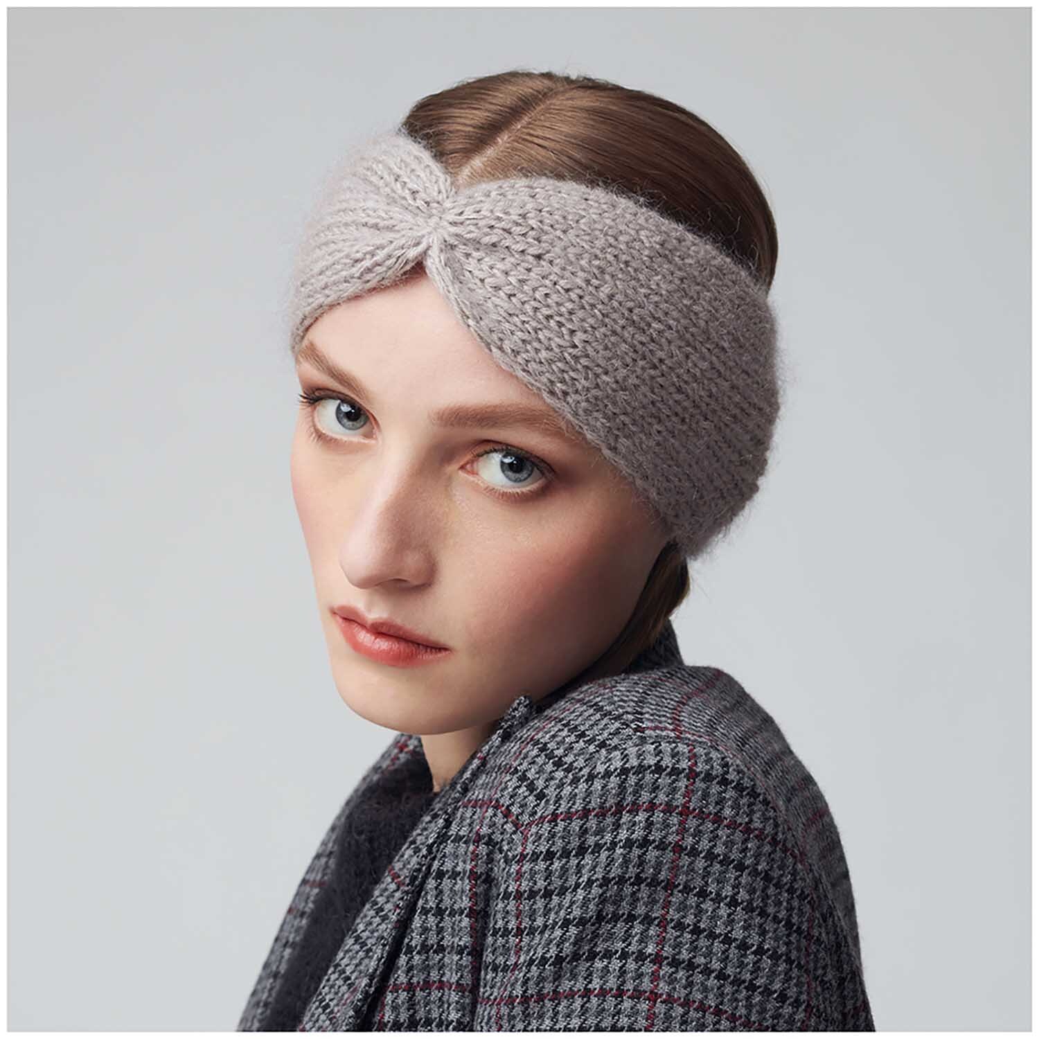 Essentials Super Kid Mohair Loves Silk Stirnband in Silber von Rico Design, getragen von Frau in grauem Mantel.